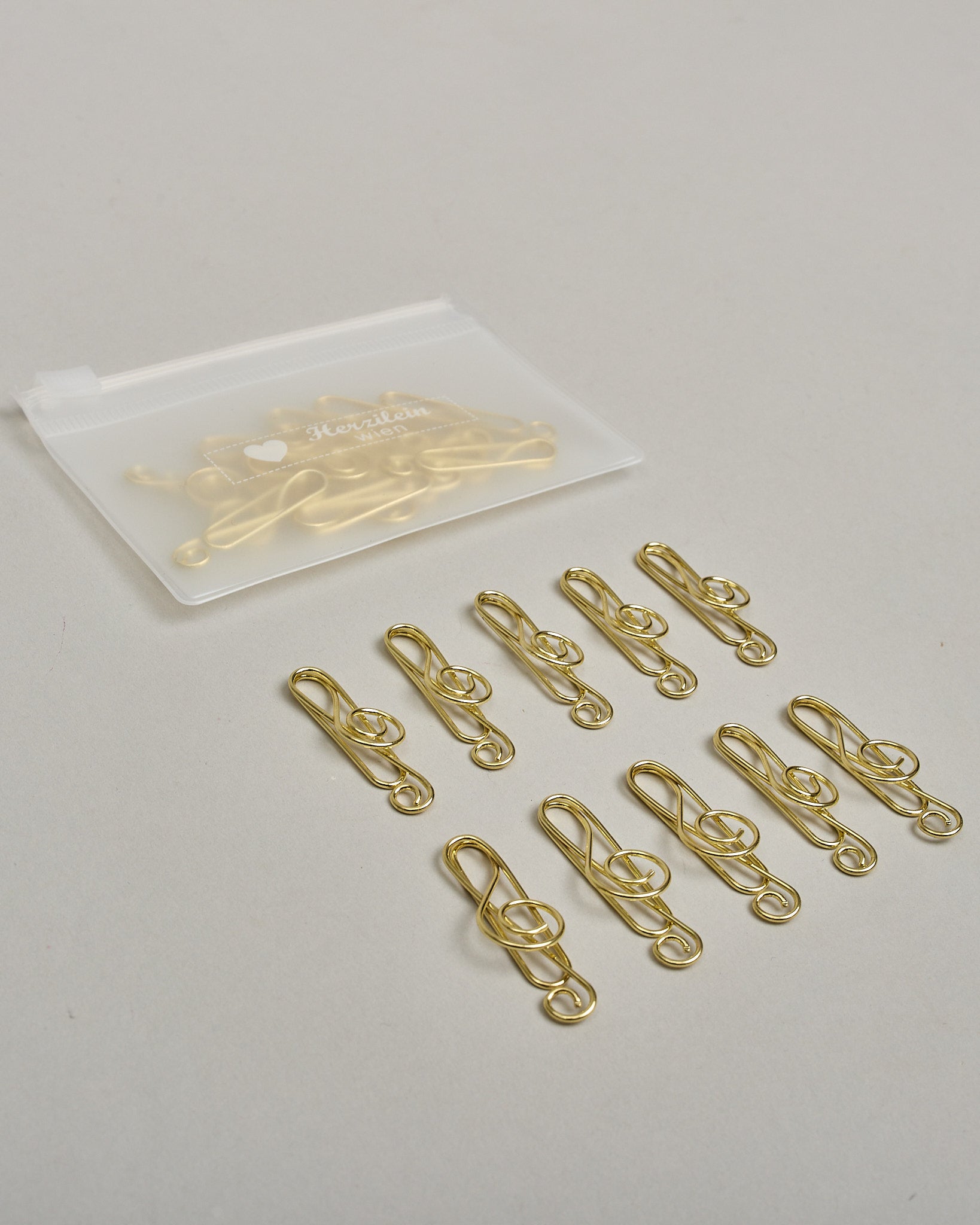 Zehn Büroklammern in Form von Notenschlüsseln aus goldenem Draht. Sie kommen in einer kleinen Silikonverpackung. #3