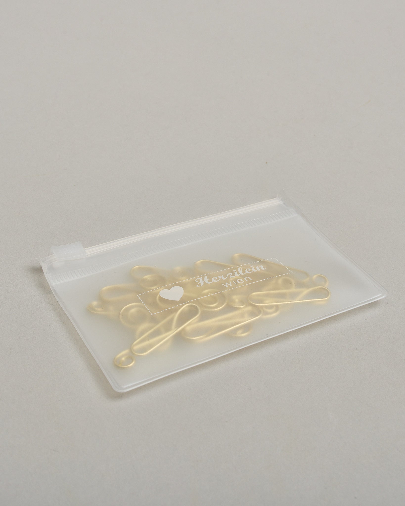 Zehn Büroklammern in Form von Notenschlüsseln aus goldenem Draht. Sie kommen in einer kleinen Silikonverpackung. #4