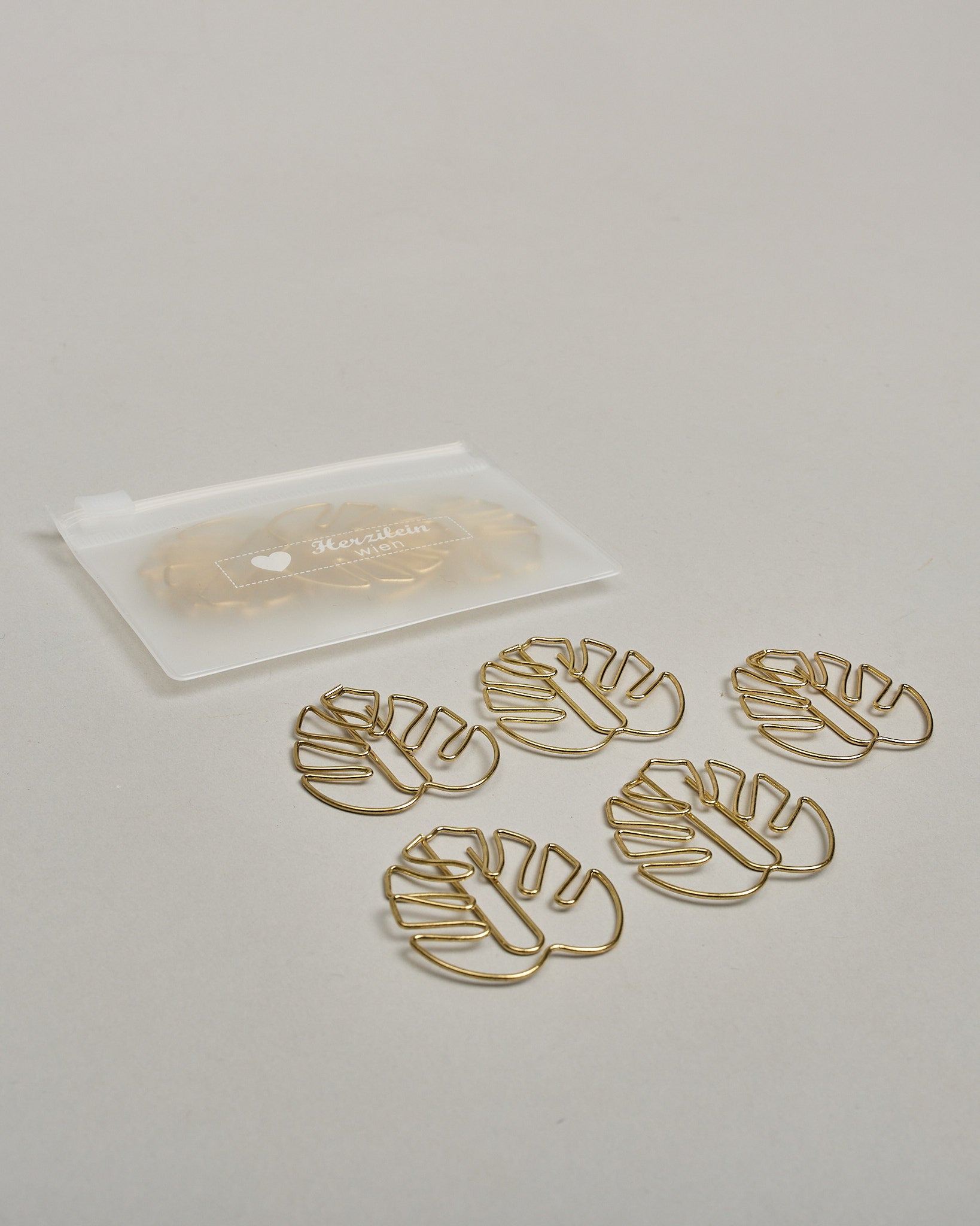 Büroklammern in Form von Monsterablättern aus goldenem Draht. Sie kommen in einer kleinen Silikonverpackung. #3