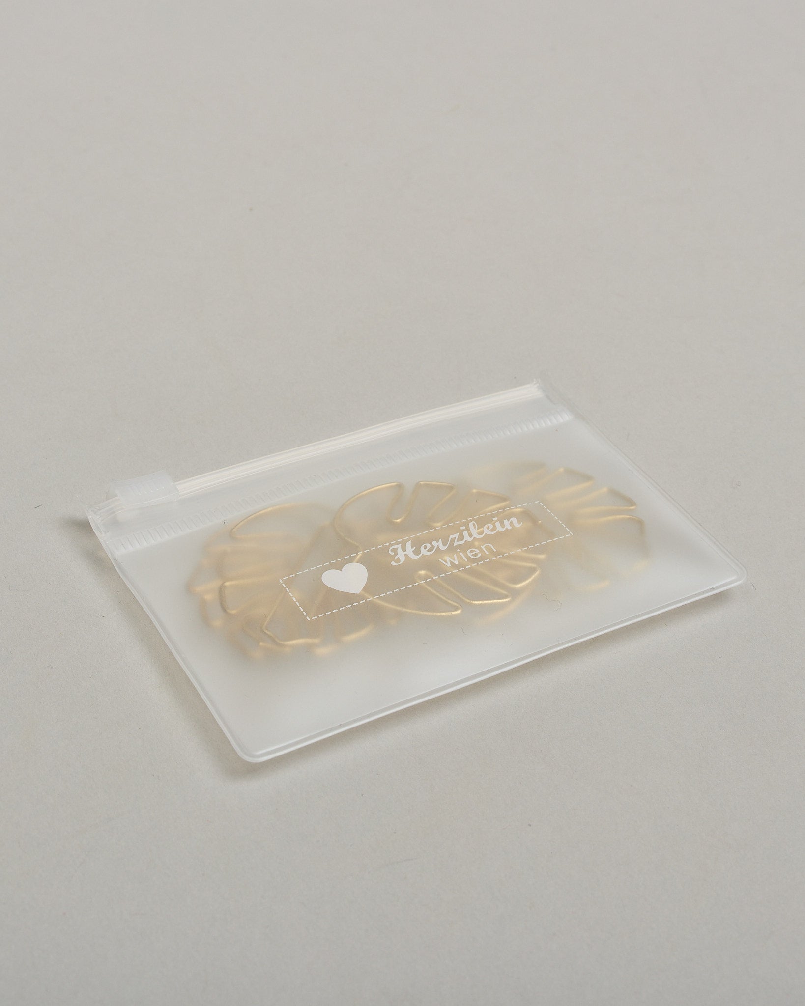 Büroklammern in Form von Monsterablättern aus goldenem Draht. Sie kommen in einer kleinen Silikonverpackung. #4