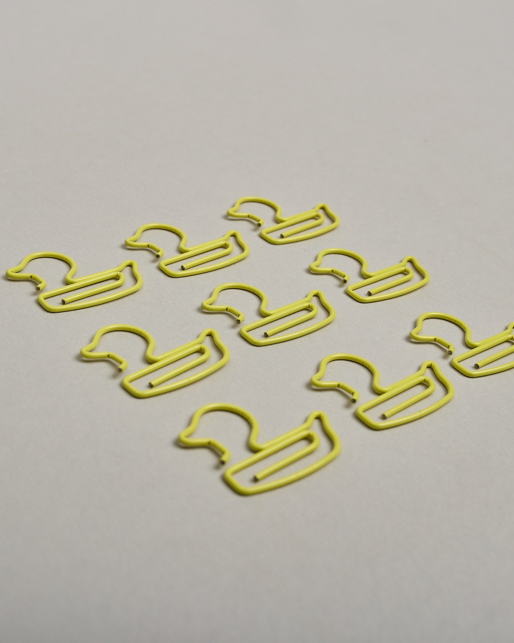 Büroklammern in Form von Enten aus gelben Draht. Sie kommen in einer kleinen Silikonverpackung. #1