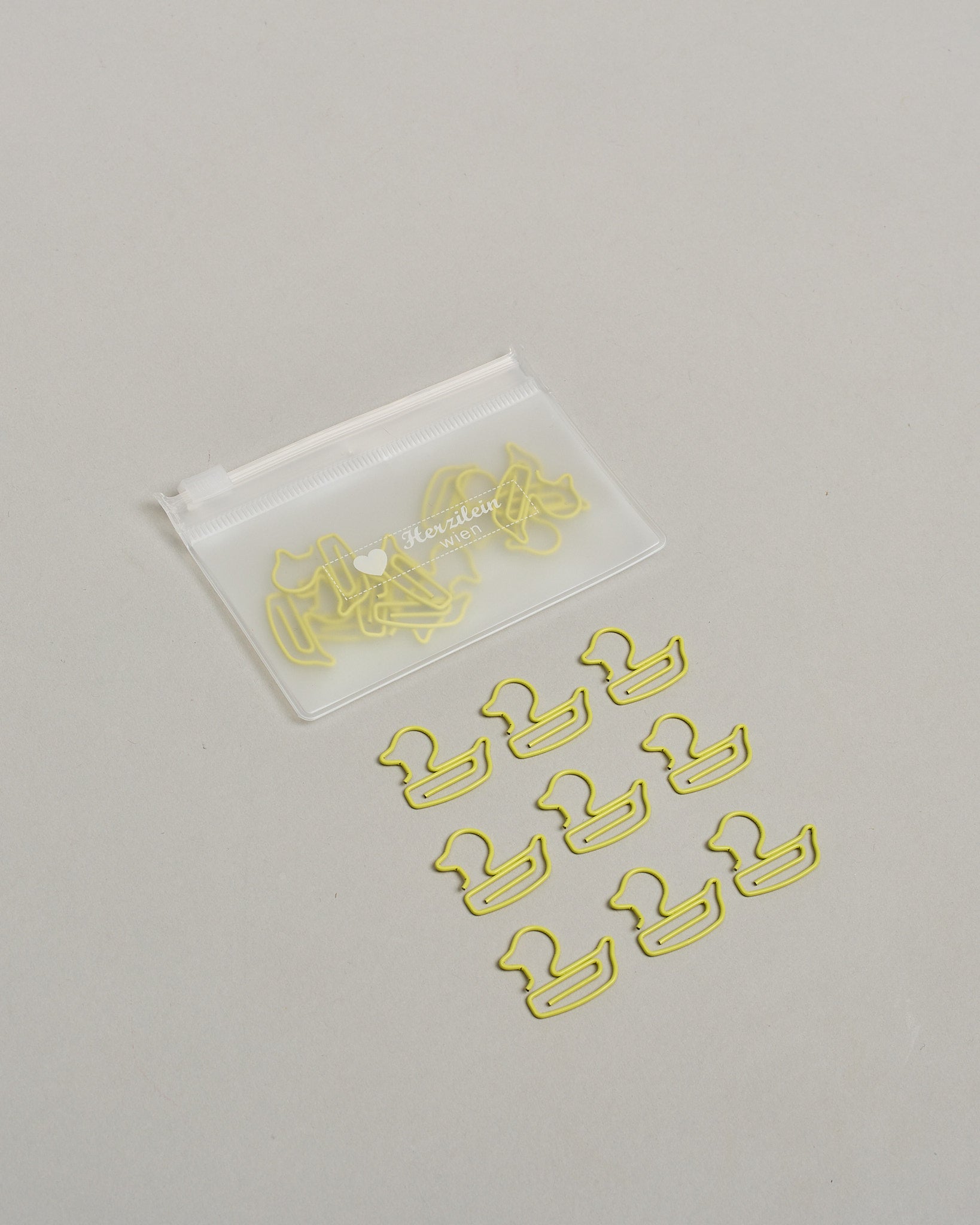Büroklammern in Form von Enten aus gelben Draht. Sie kommen in einer kleinen Silikonverpackung. #2