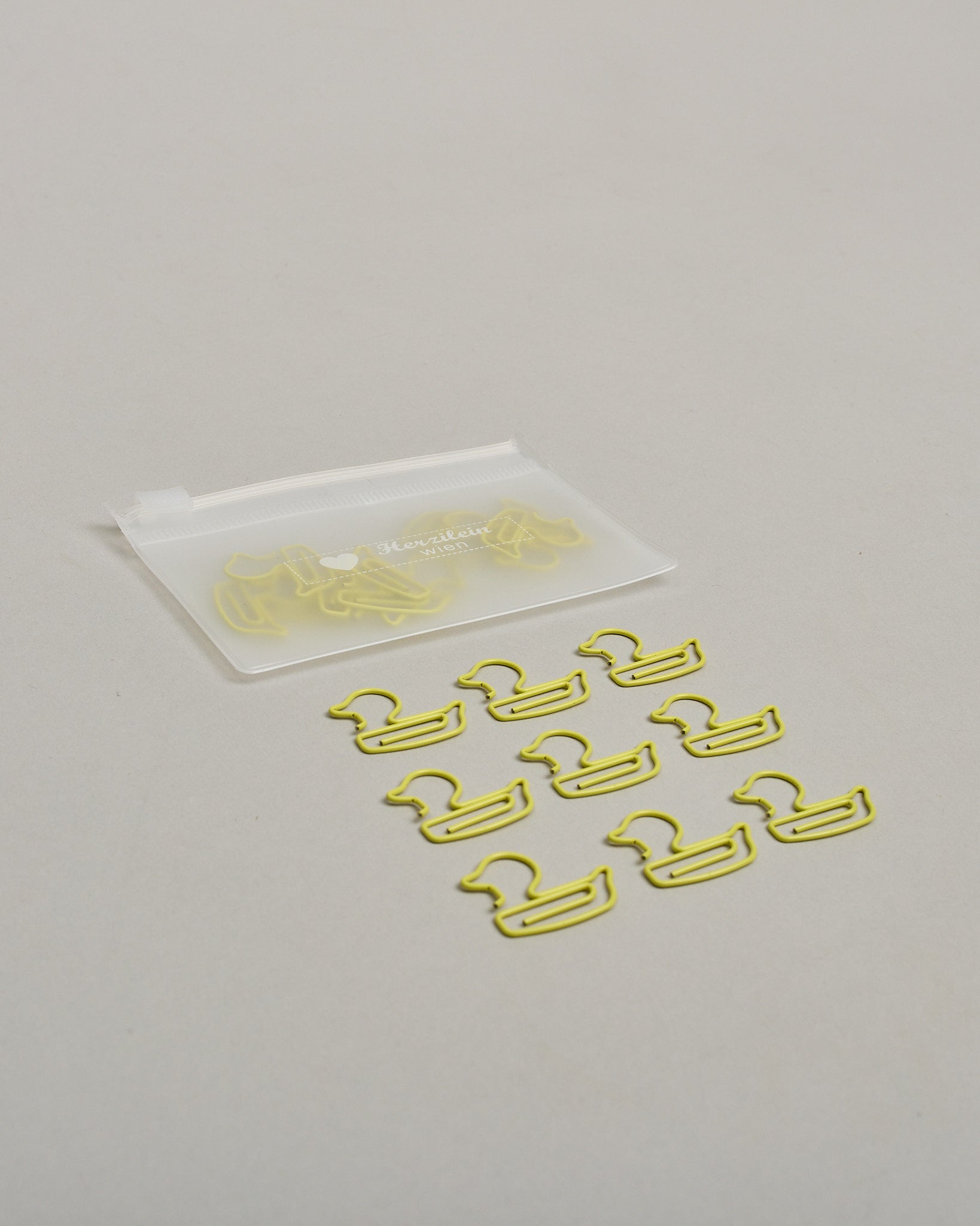 Büroklammern in Form von Enten aus gelben Draht. Sie kommen in einer kleinen Silikonverpackung. #3