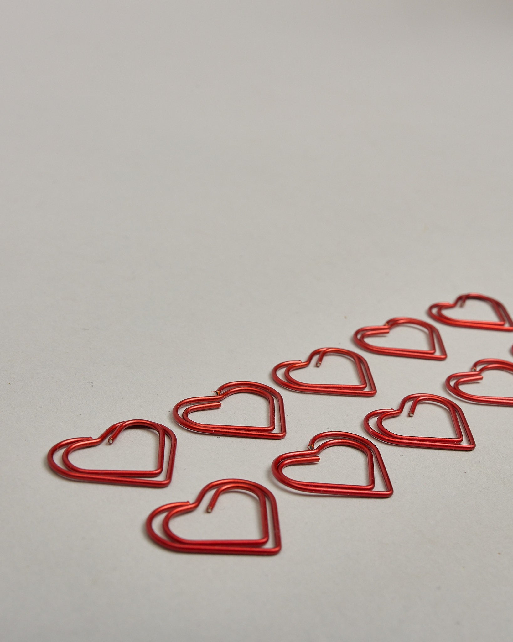 Büroklammern in Form von Herzen aus rotemDraht. Sie kommen in einer kleinen Silikonverpackung. #1
