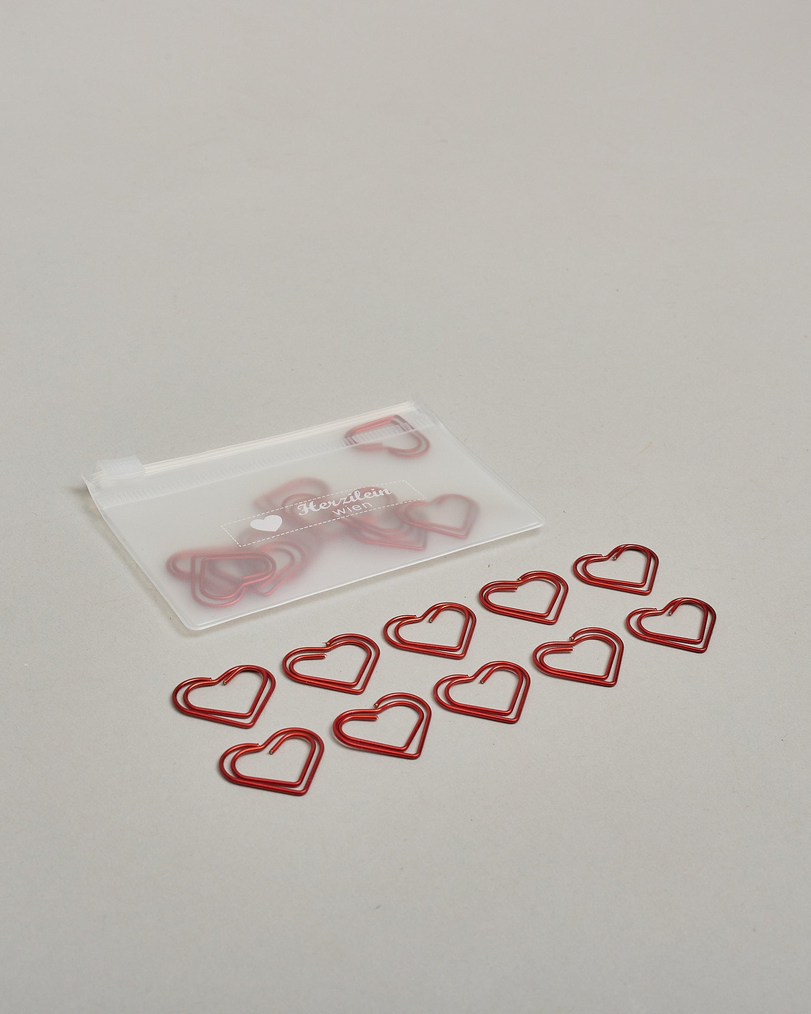 Büroklammern in Form von Herzen aus rotemDraht. Sie kommen in einer kleinen Silikonverpackung. #2