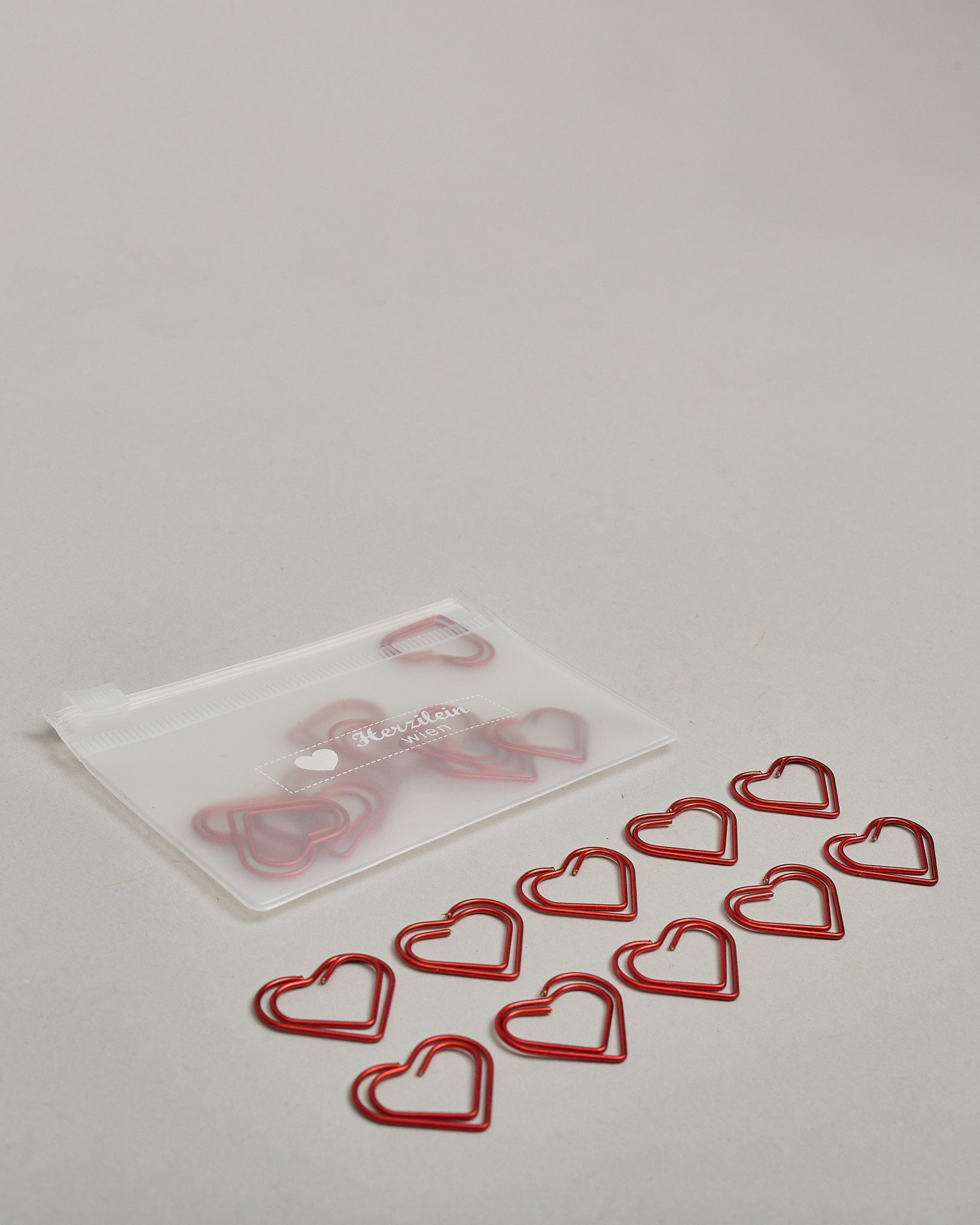 Büroklammern in Form von Herzen aus rotemDraht. Sie kommen in einer kleinen Silikonverpackung. #3