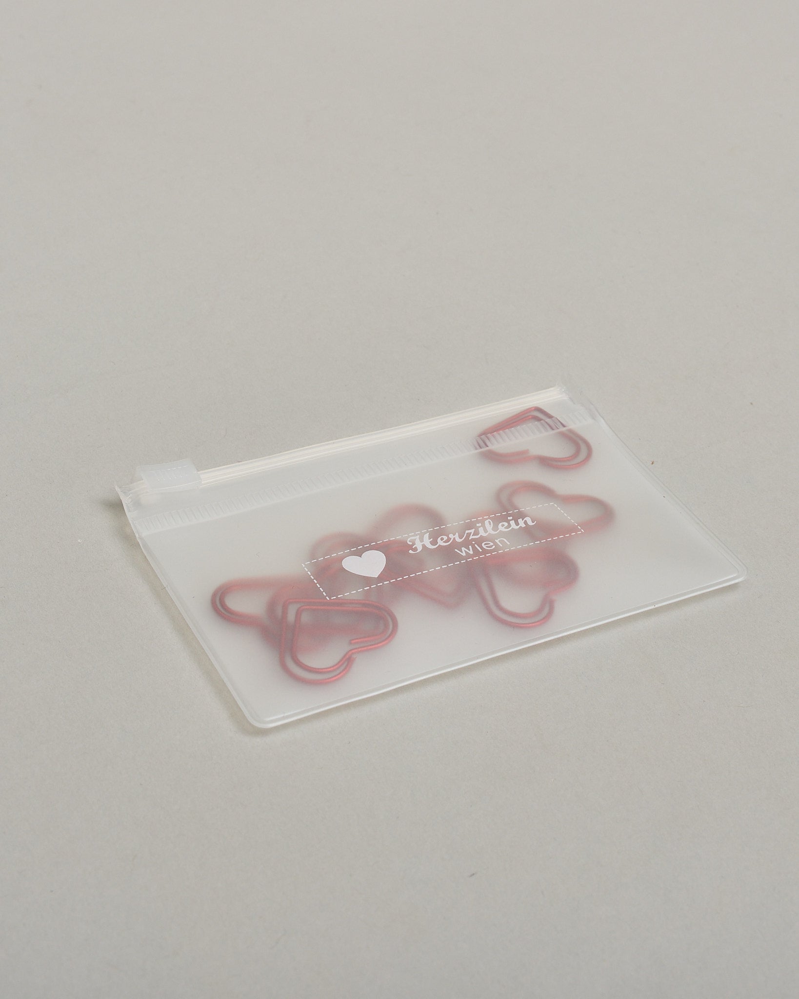 Büroklammern in Form von Herzen aus rotemDraht. Sie kommen in einer kleinen Silikonverpackung. #4