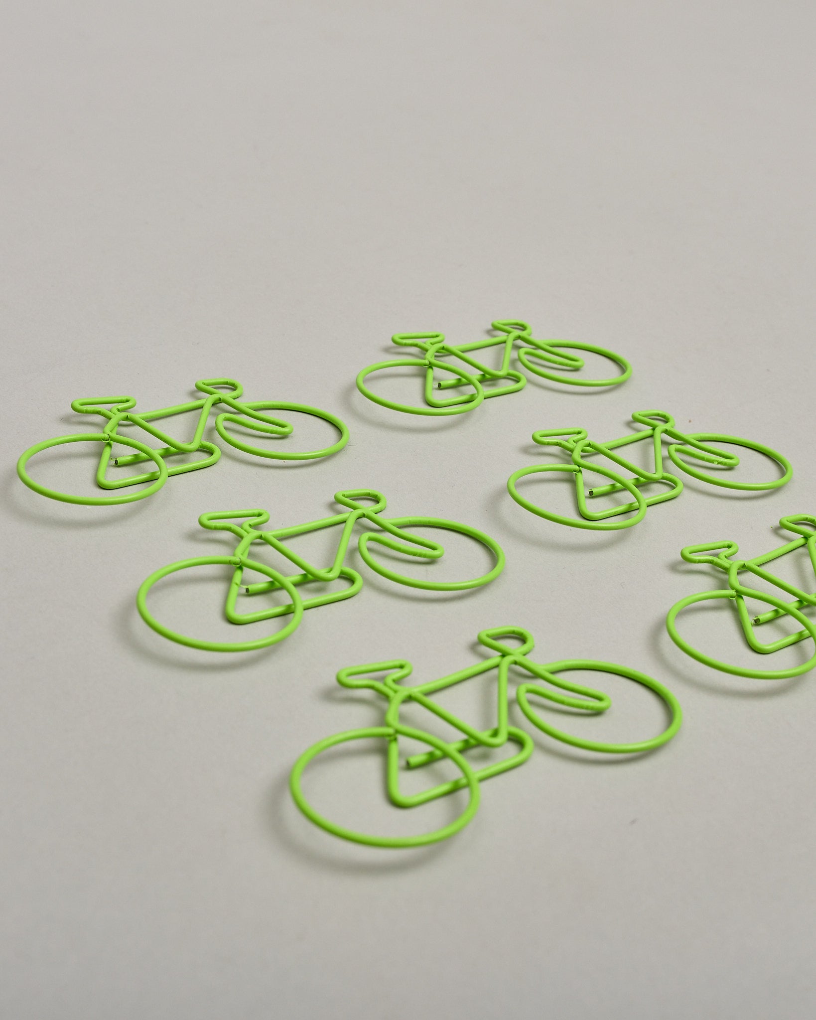 Büroklammern in Form von Fahrrädern aus grünem Draht. Sie kommen in einer kleinen Silikonverpackung. #1