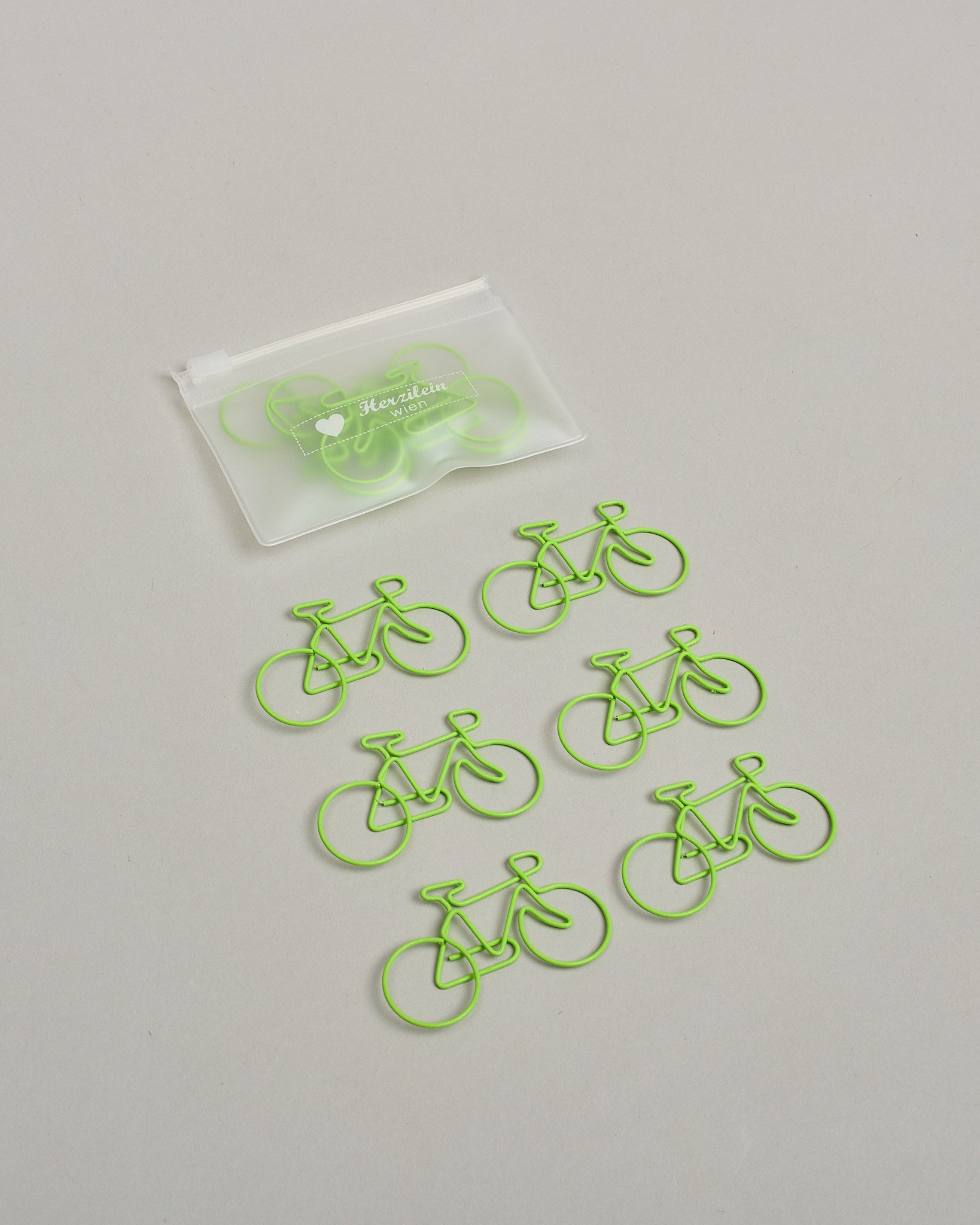 Büroklammern in Form von Fahrrädern aus grünem Draht. Sie kommen in einer kleinen Silikonverpackung. #2