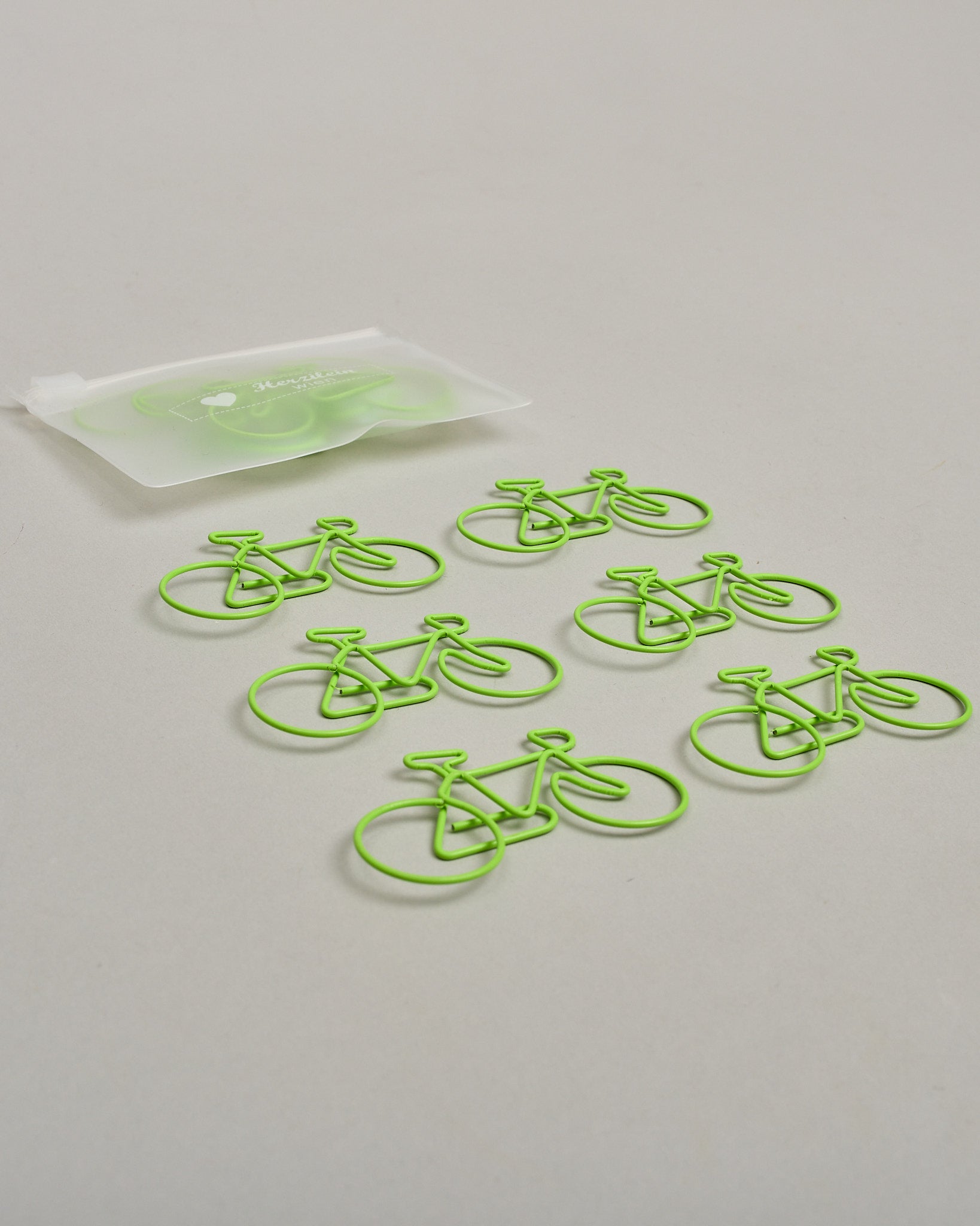 Büroklammern in Form von Fahrrädern aus grünem Draht. Sie kommen in einer kleinen Silikonverpackung. #3