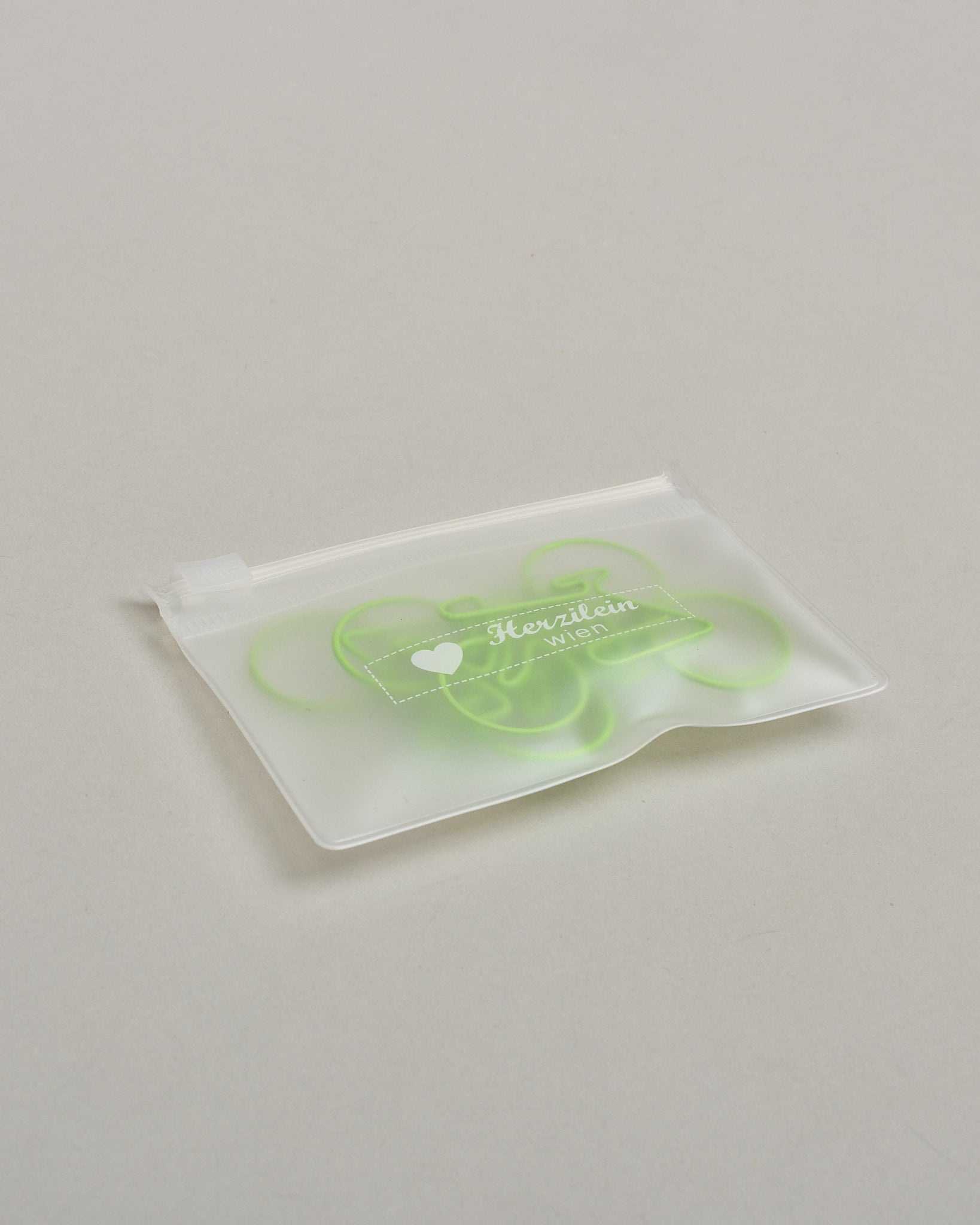 Büroklammern in Form von Fahrrädern aus grünem Draht. Sie kommen in einer kleinen Silikonverpackung. #4
