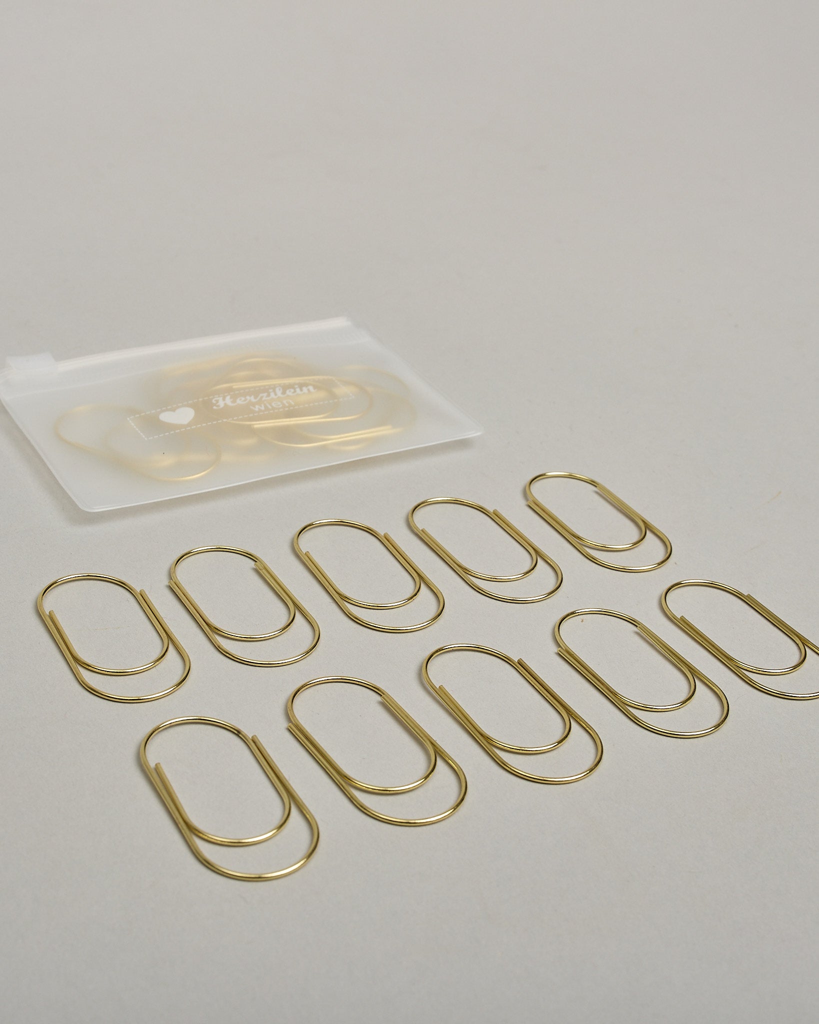 Büroklammern in bauchiger Form aus goldenem Draht. Sie kommen in einer kleinen Silikonverpackung. #3