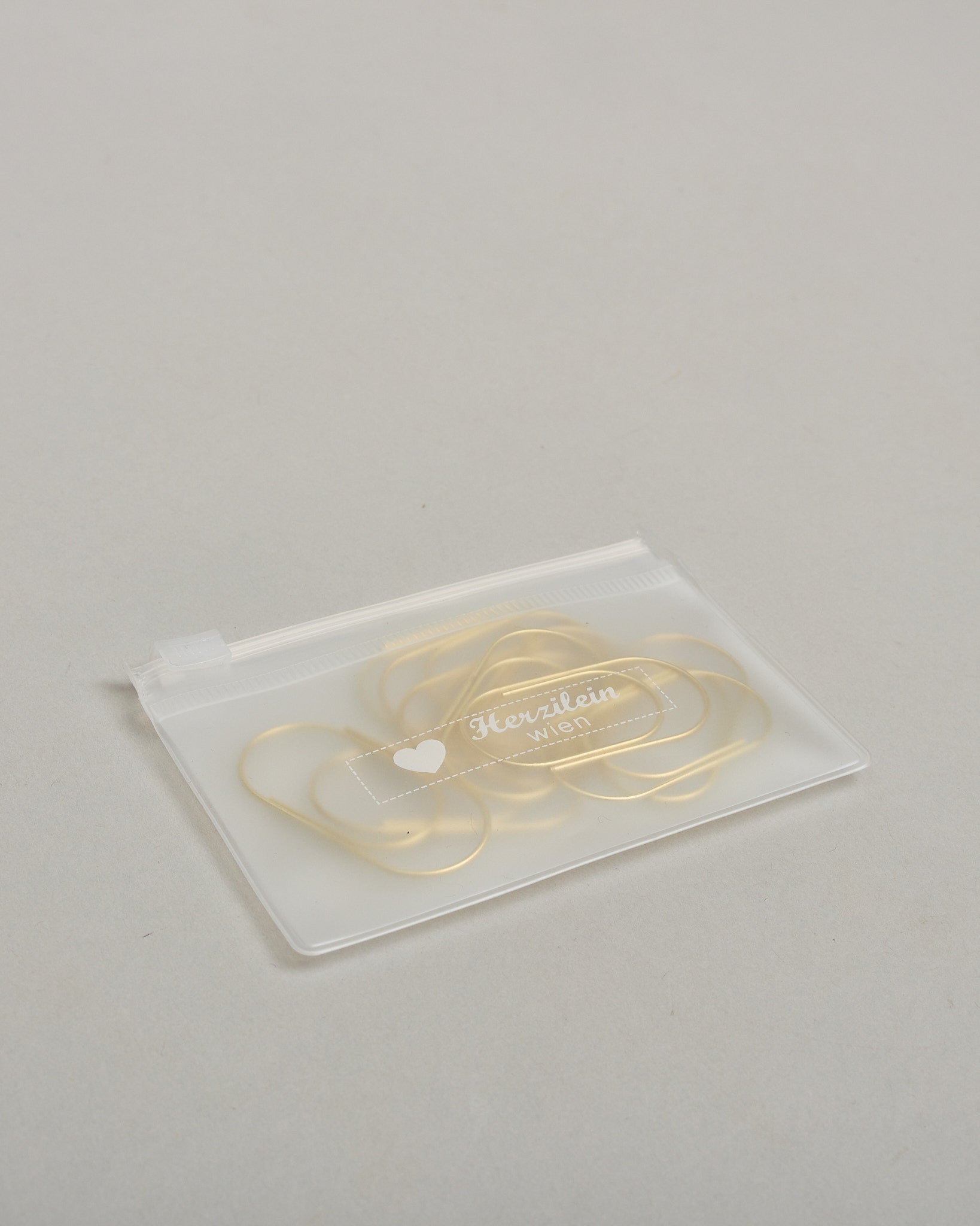 Büroklammern in bauchiger Form aus goldenem Draht. Sie kommen in einer kleinen Silikonverpackung. #4