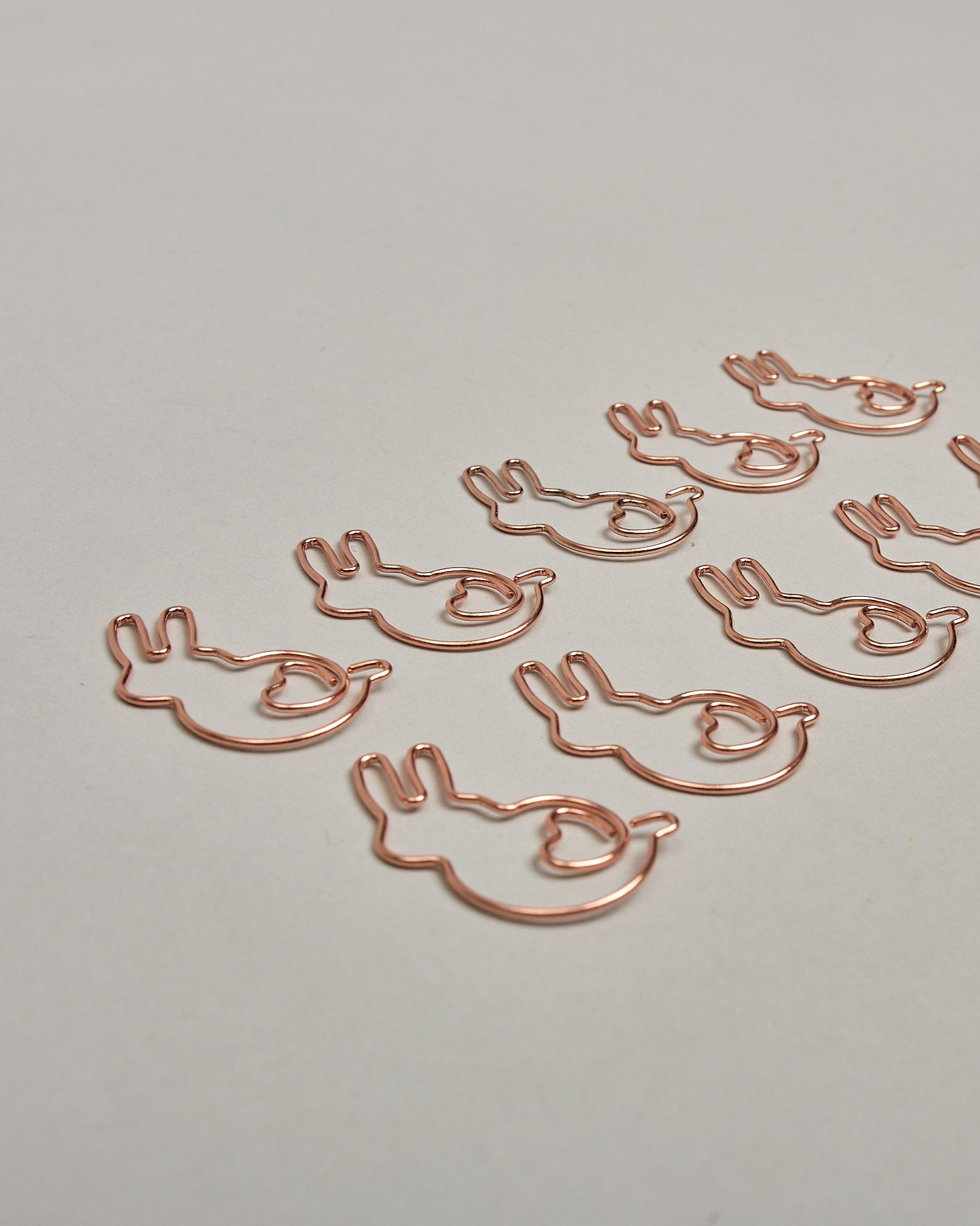 Büroklammern in Form von Hasen aus rosegoldenem Draht. Sie kommen in einer kleinen Silikonverpackung. #1