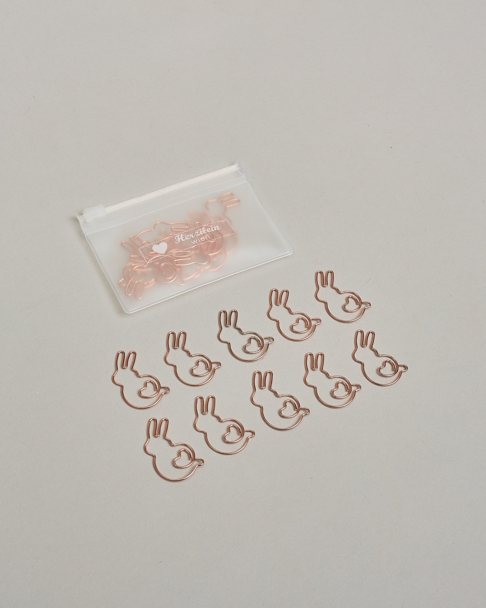 Büroklammern in Form von Hasen aus rosegoldenem Draht. Sie kommen in einer kleinen Silikonverpackung. #2