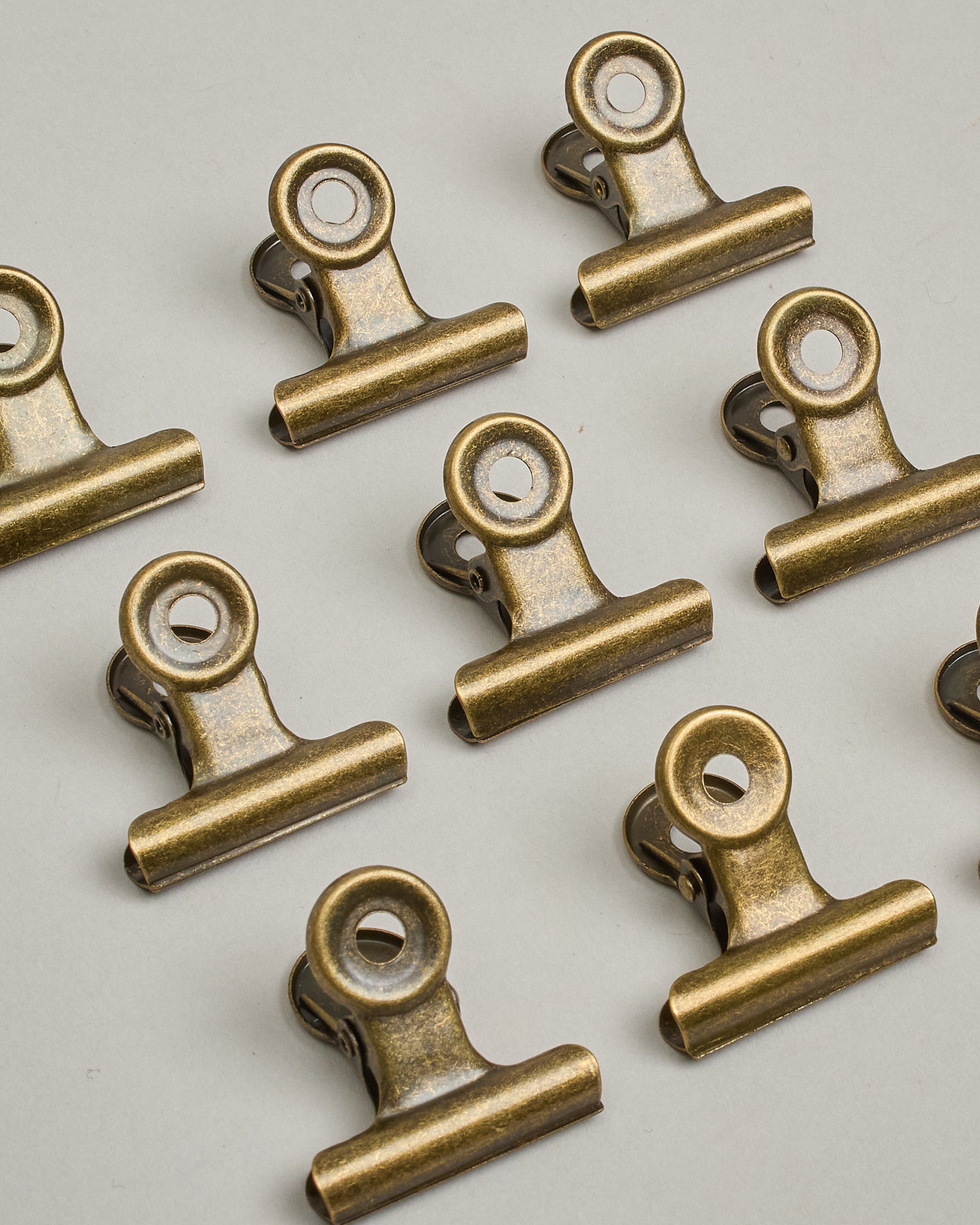 Ein einzelner Metall-Clip in antikem braun mit einem Loch in den Greifarmen an denen man sie oben öffnen kann. #3