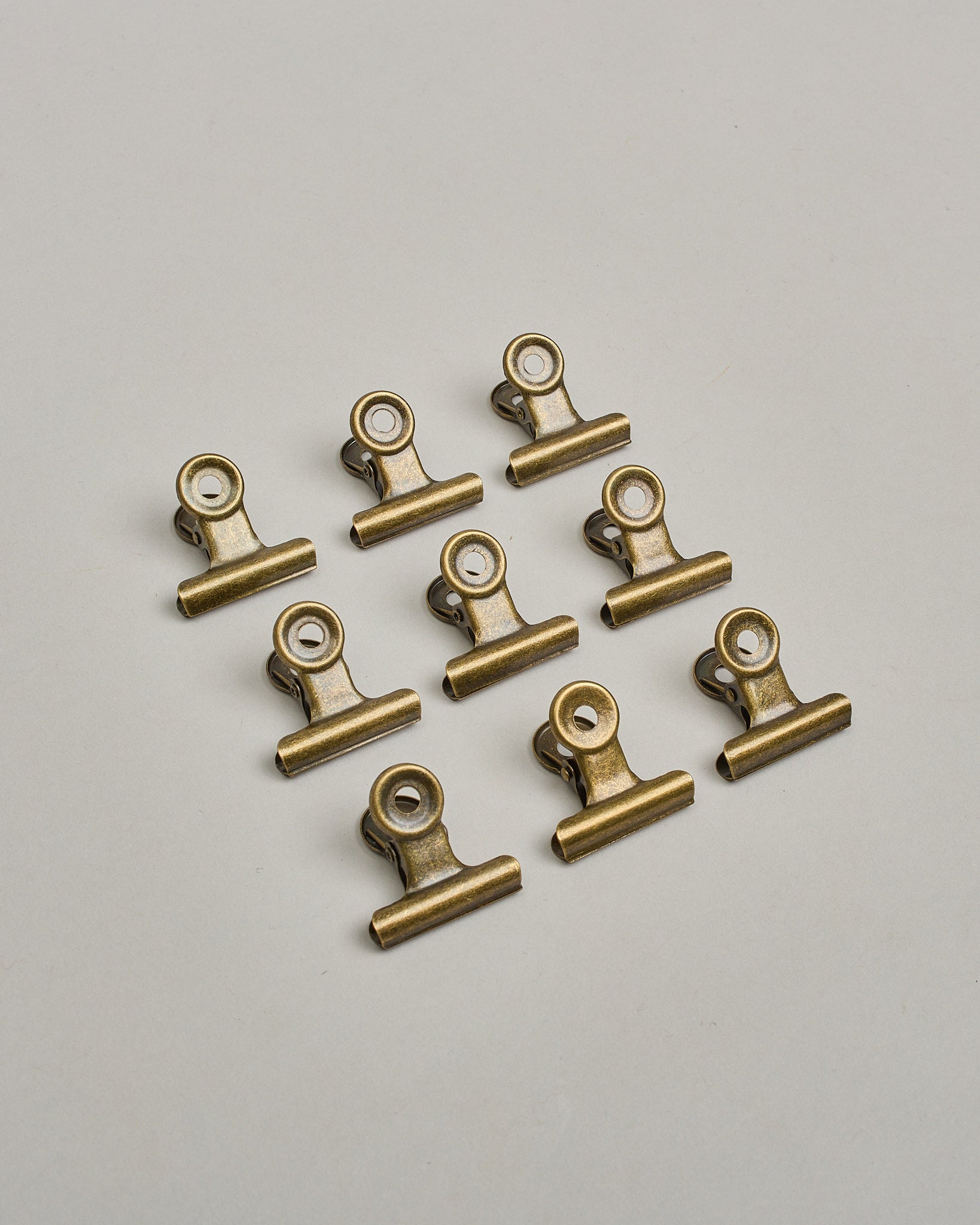 Ein einzelner Metall-Clip in antikem braun mit einem Loch in den Greifarmen an denen man sie oben öffnen kann. #2