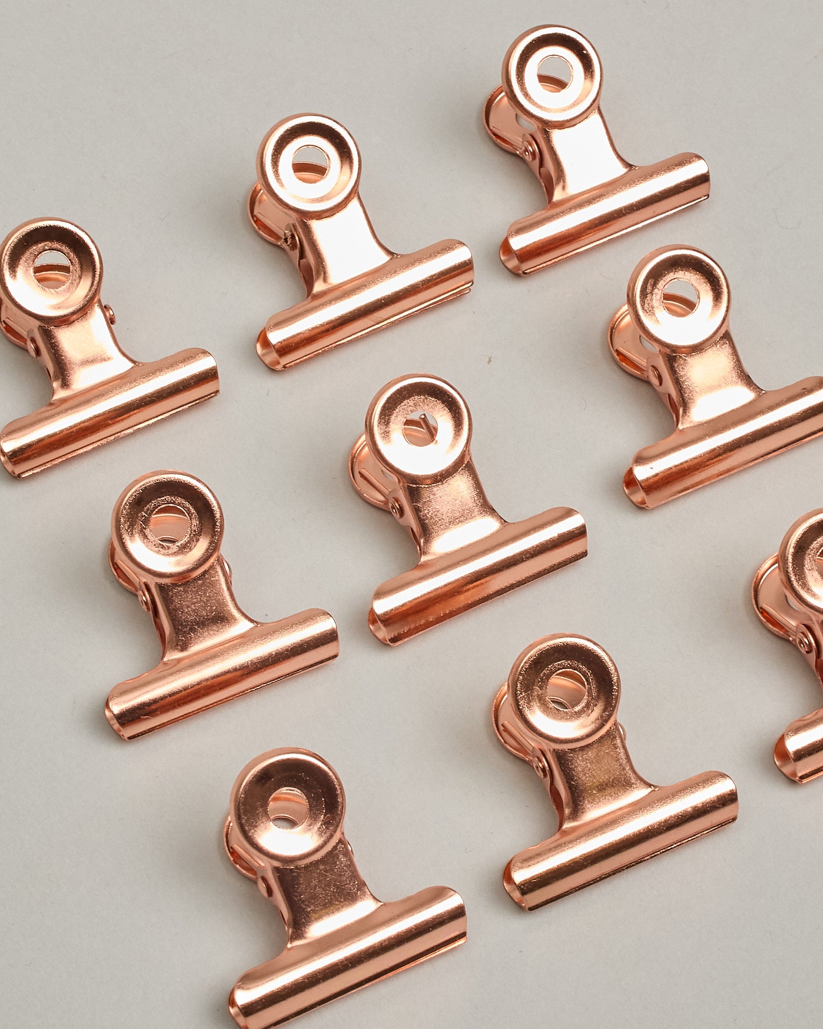 Ein einzelner Metall-Clip in antikem braun mit einem Loch in den Greifarmen an denen man sie oben öffnen kann. #12