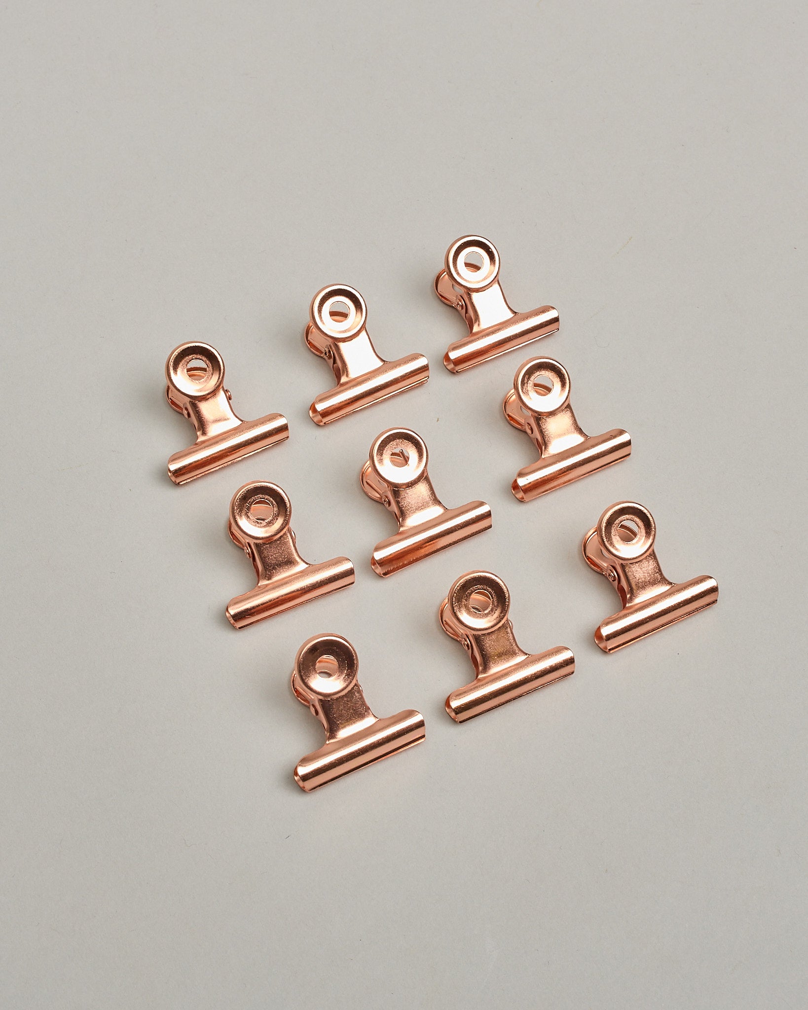 Ein einzelner Metall-Clip in antikem braun mit einem Loch in den Greifarmen an denen man sie oben öffnen kann. #11