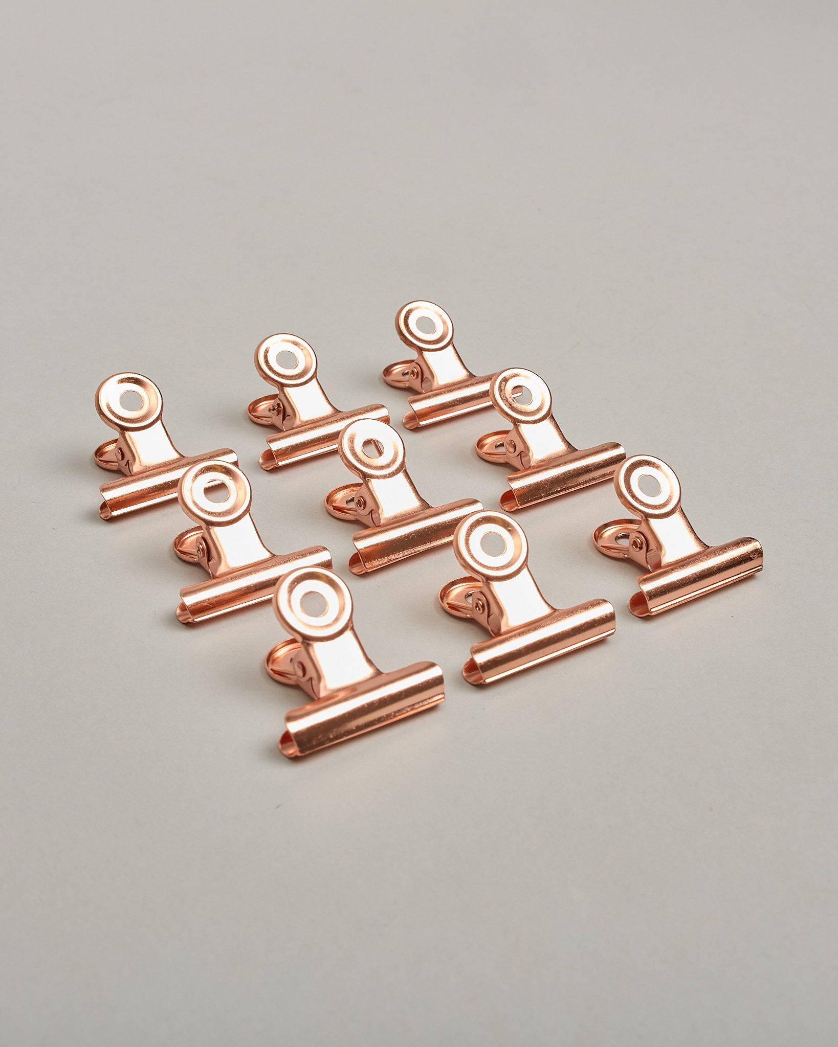 Ein einzelner Metall-Clip in antikem braun mit einem Loch in den Greifarmen an denen man sie oben öffnen kann. #10