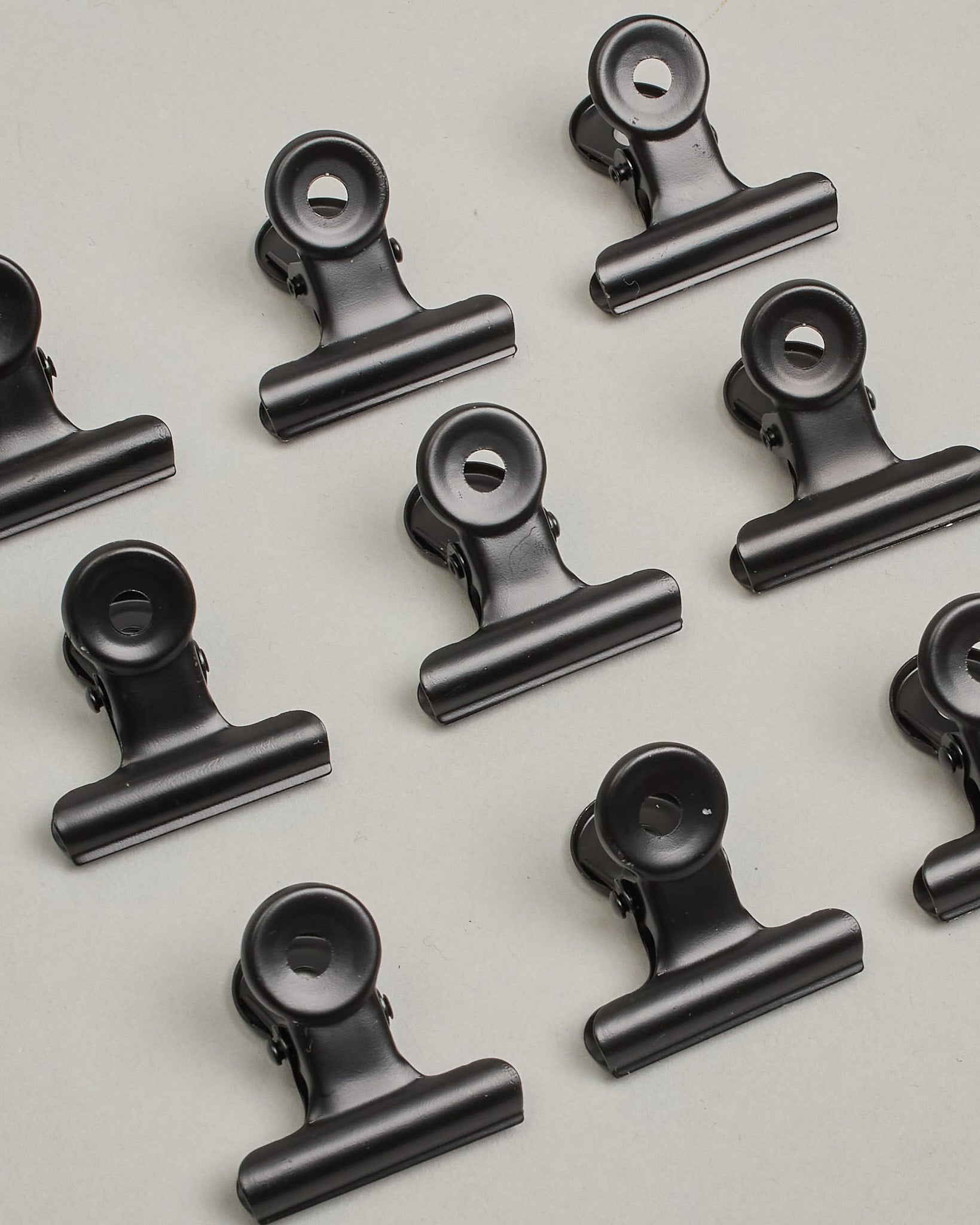 Ein einzelner Metall-Clip in antikem braun mit einem Loch in den Greifarmen an denen man sie oben öffnen kann. #16