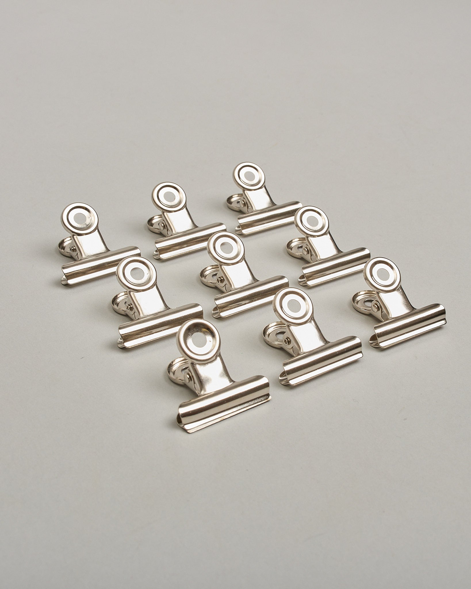 Ein einzelner Metall-Clip in antikem braun mit einem Loch in den Greifarmen an denen man sie oben öffnen kann. #19