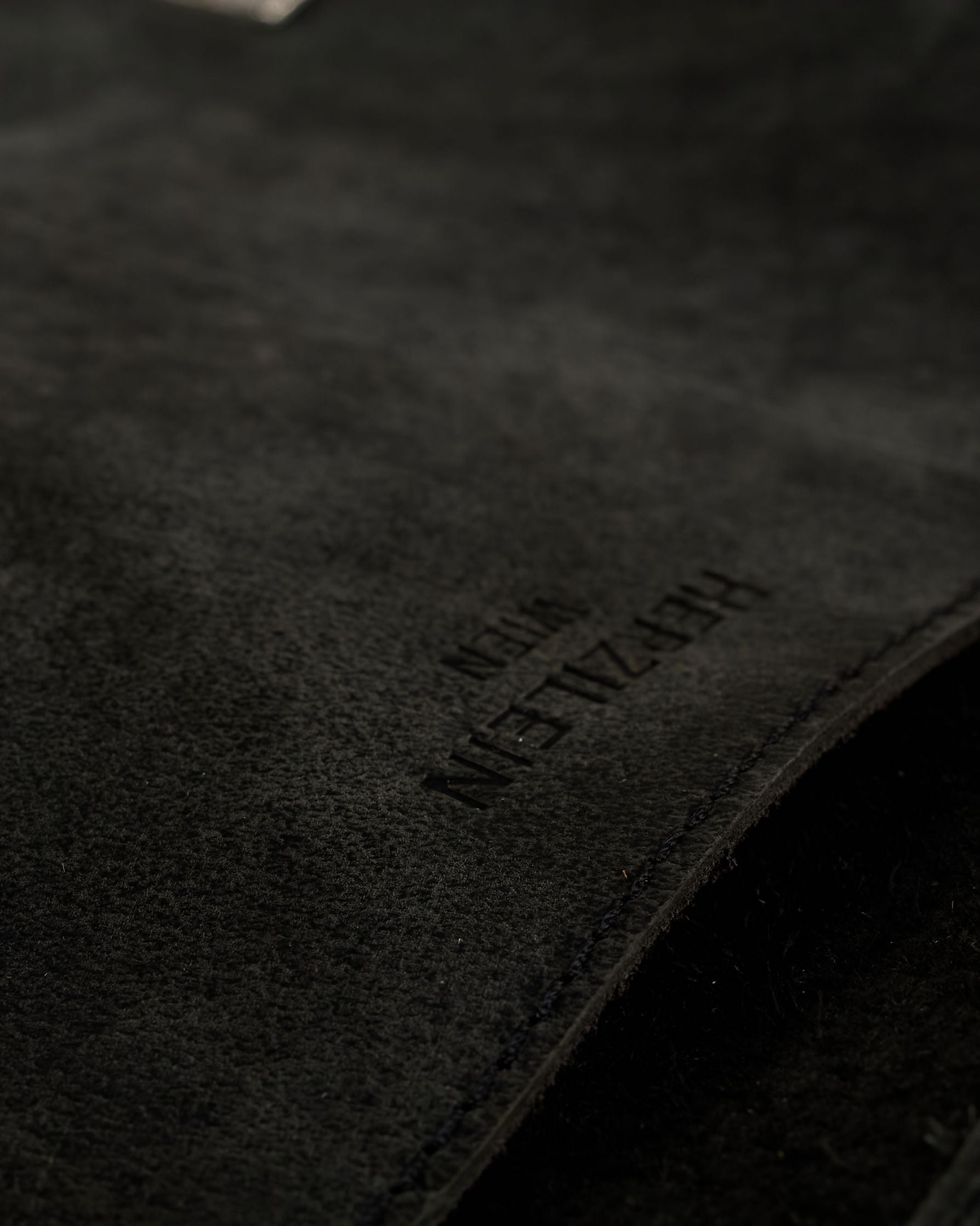 Schwarze Aktentasche aus Hunterleder mit Tragegriff, abnehmbarem Schulterriemen, Metallverschlüssen sowie Innenfächer. Das Lederist anfangs matt und entwickelt mit der Zeit eine individuelle Patina. Logo Prägung unter der Lasche mit zwei Metallverschlüssen in klassischem Schultaschen-Stil. #24