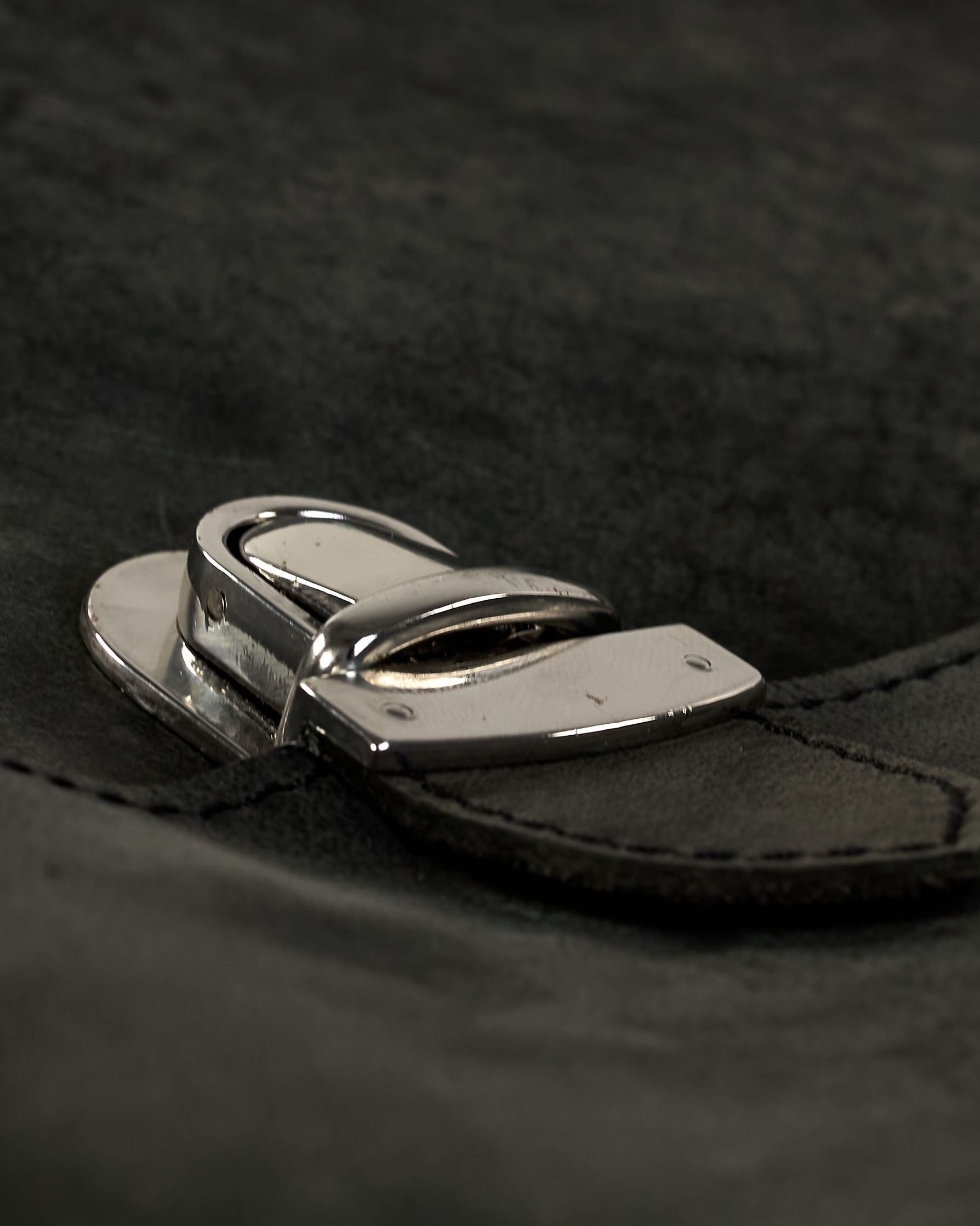 Schwarze Aktentasche aus Hunterleder mit Tragegriff, abnehmbarem Schulterriemen, Metallverschlüssen sowie Innenfächer. Das Lederist anfangs matt und entwickelt mit der Zeit eine individuelle Patina. Logo Prägung unter der Lasche mit zwei Metallverschlüssen in klassischem Schultaschen-Stil. #26