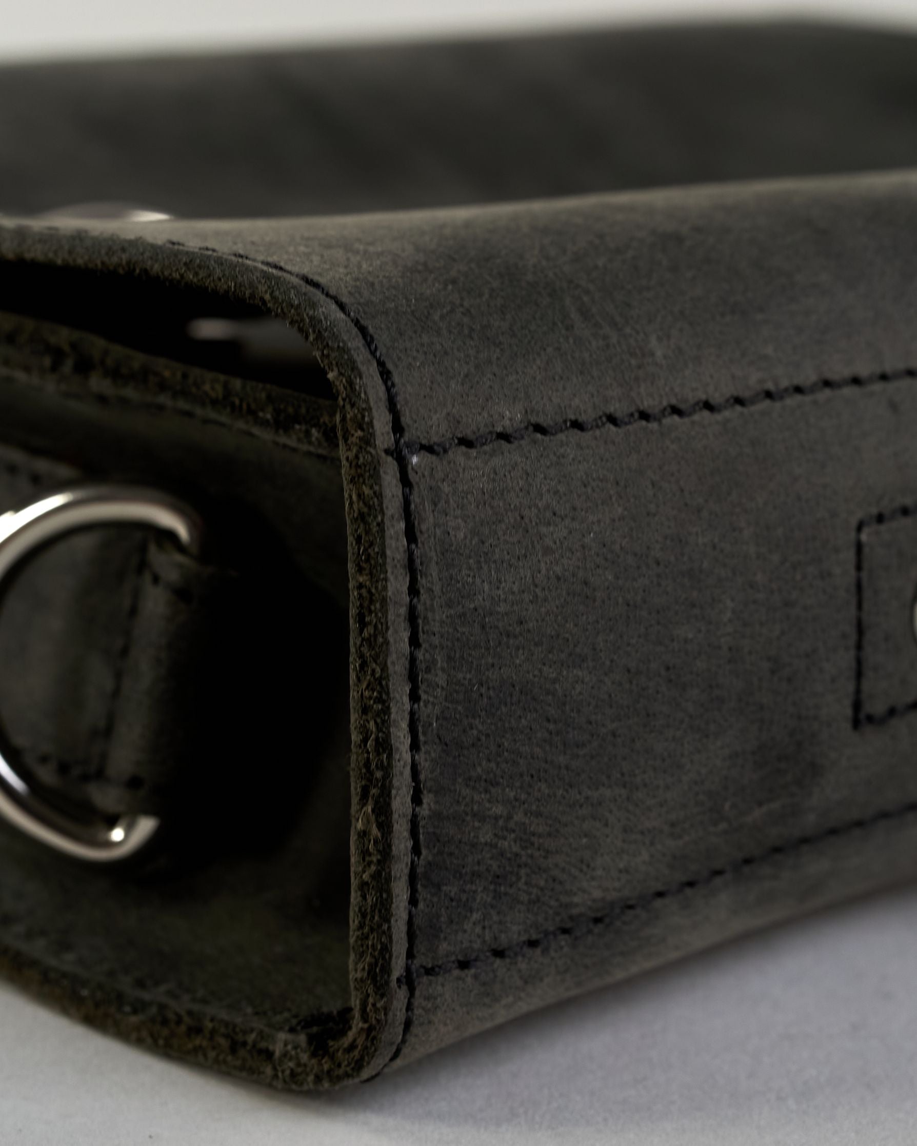 Schwarze Aktentasche aus Hunterleder mit Tragegriff, abnehmbarem Schulterriemen, Metallverschlüssen sowie Innenfächer. Das Lederist anfangs matt und entwickelt mit der Zeit eine individuelle Patina. Logo Prägung unter der Lasche mit zwei Metallverschlüssen in klassischem Schultaschen-Stil. #27