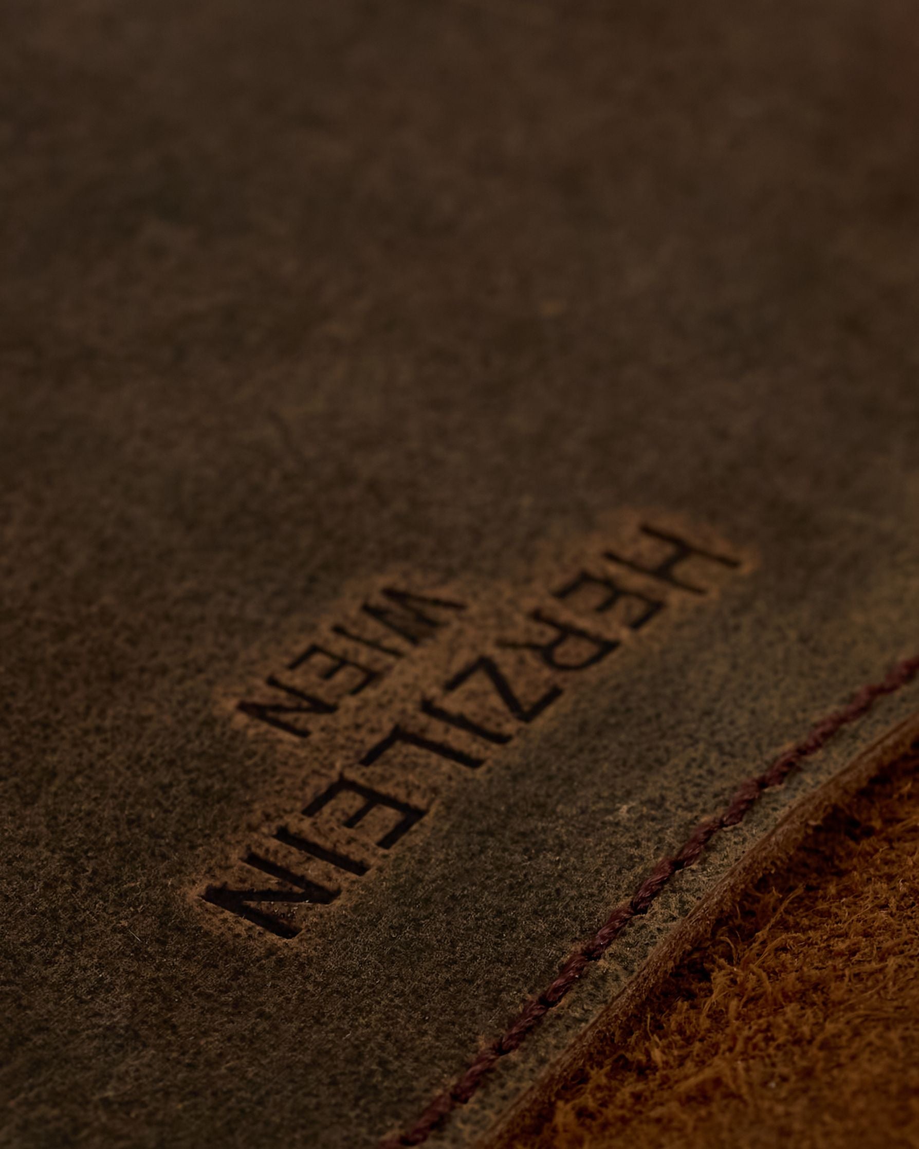 Schwarze Aktentasche aus Hunterleder mit Tragegriff, abnehmbarem Schulterriemen, Metallverschlüssen sowie Innenfächer. Das Lederist anfangs matt und entwickelt mit der Zeit eine individuelle Patina. Logo Prägung unter der Lasche mit zwei Metallverschlüssen in klassischem Schultaschen-Stil. #34