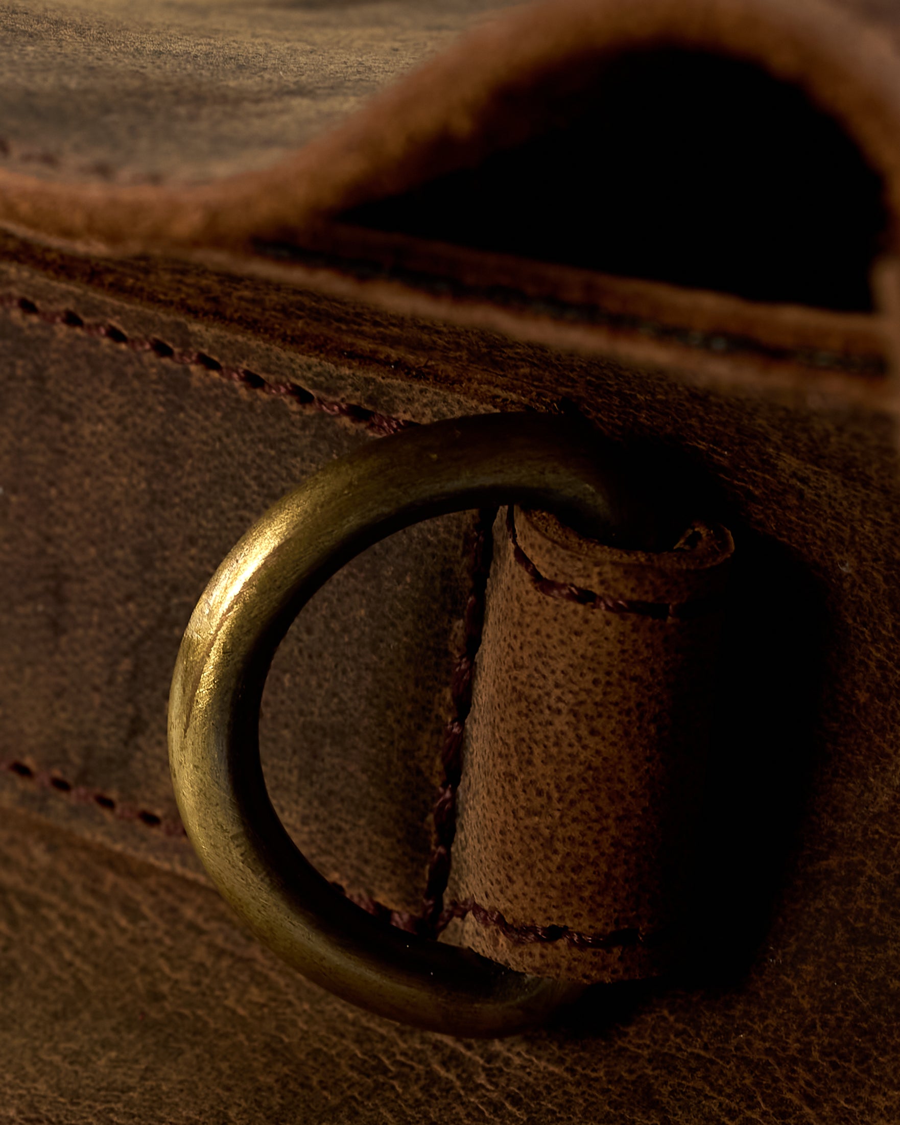Schwarze Aktentasche aus Hunterleder mit Tragegriff, abnehmbarem Schulterriemen, Metallverschlüssen sowie Innenfächer. Das Lederist anfangs matt und entwickelt mit der Zeit eine individuelle Patina. Logo Prägung unter der Lasche mit zwei Metallverschlüssen in klassischem Schultaschen-Stil. #36