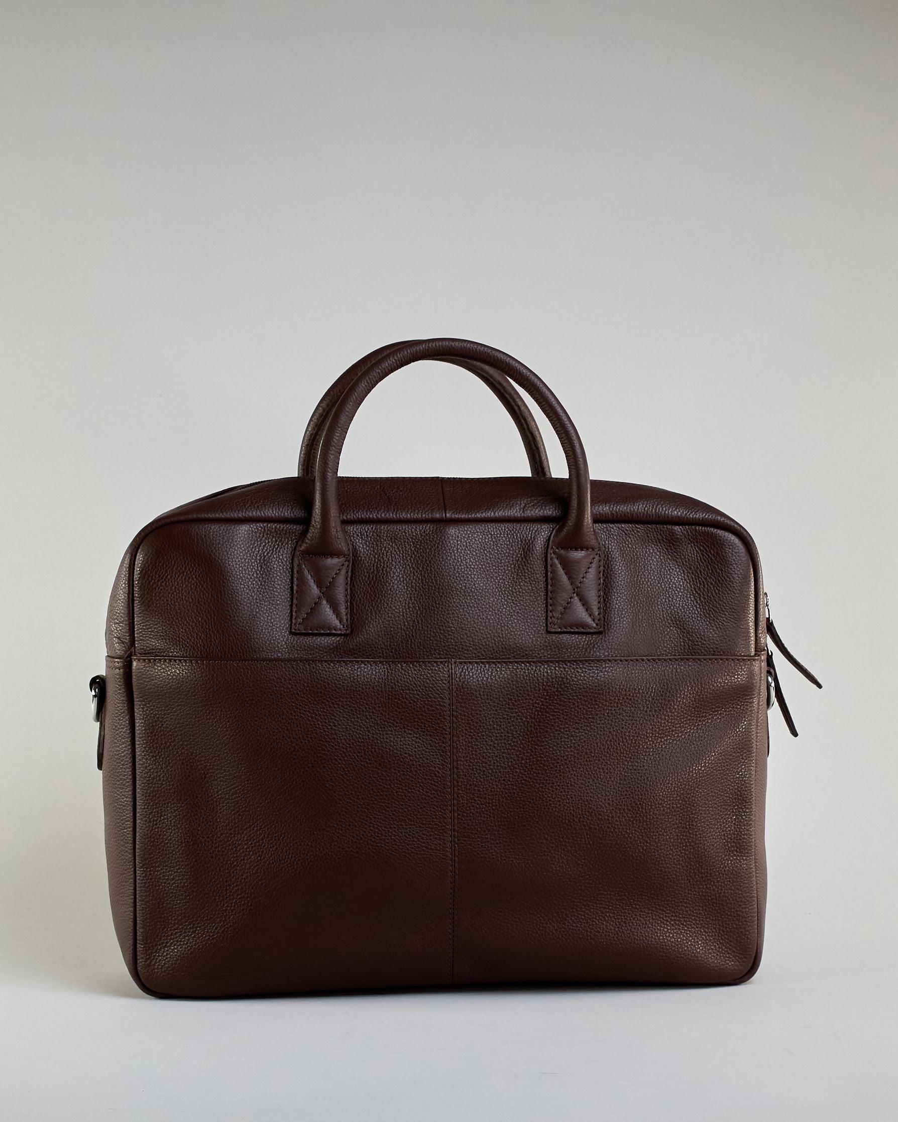 Schlichte schwarze Leder-Aktentasche mit zwei kurzen fixen Lederhänkeln und einem Zippverschluss oben. Trolleylasche und kleine Logo Prägung "Herzilein-Wien" auf der Rückseite. #2