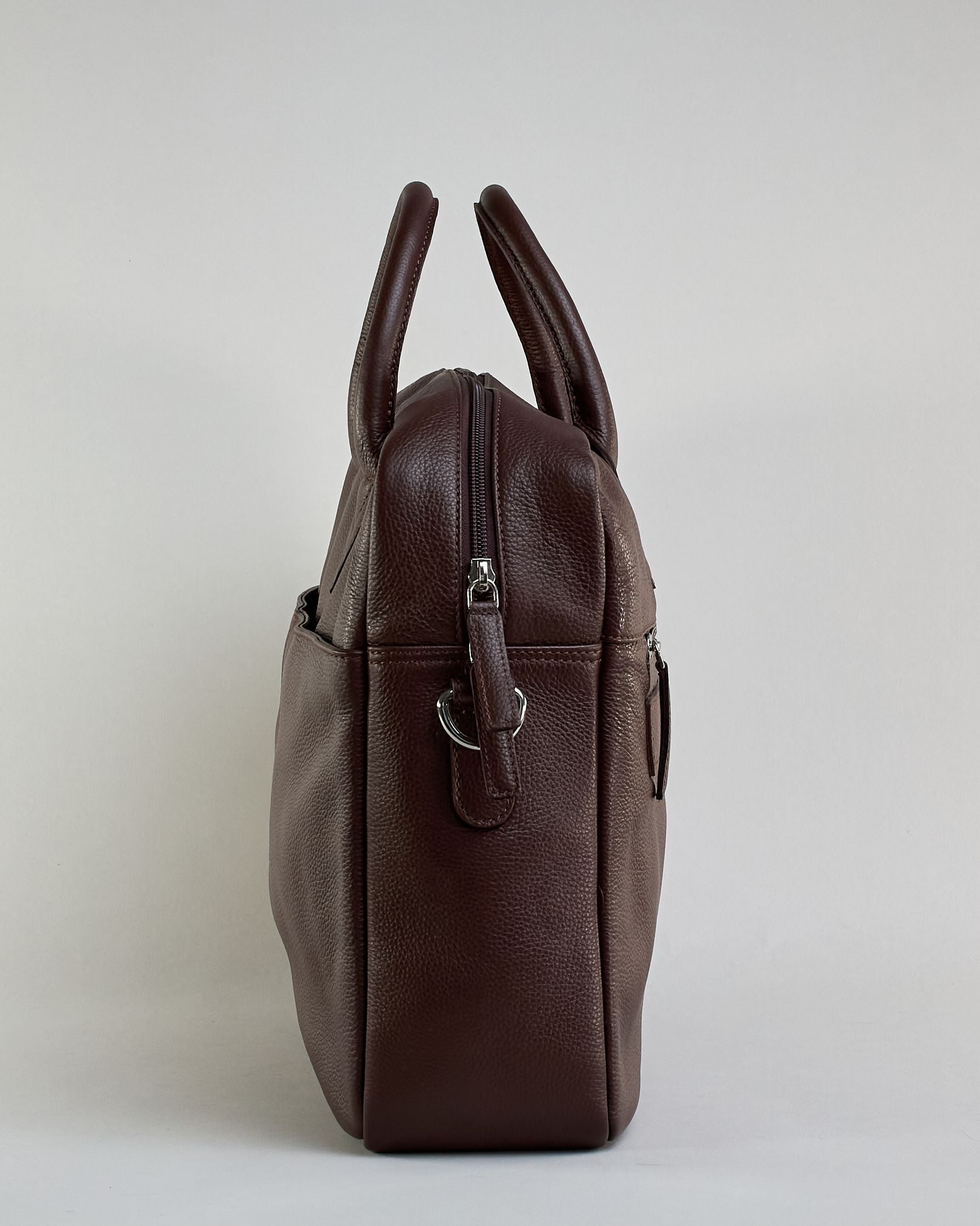 Schlichte schwarze Leder-Aktentasche mit zwei kurzen fixen Lederhänkeln und einem Zippverschluss oben. Trolleylasche und kleine Logo Prägung "Herzilein-Wien" auf der Rückseite. #4