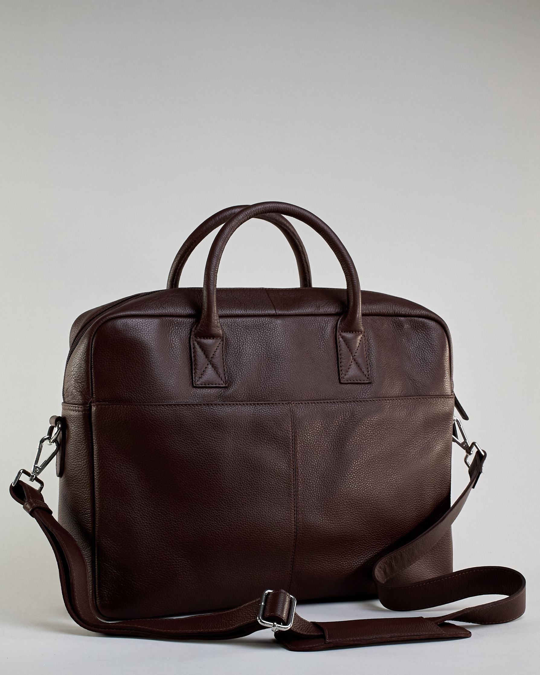 Schlichte schwarze Leder-Aktentasche mit zwei kurzen fixen Lederhänkeln und einem Zippverschluss oben. Trolleylasche und kleine Logo Prägung "Herzilein-Wien" auf der Rückseite. #7