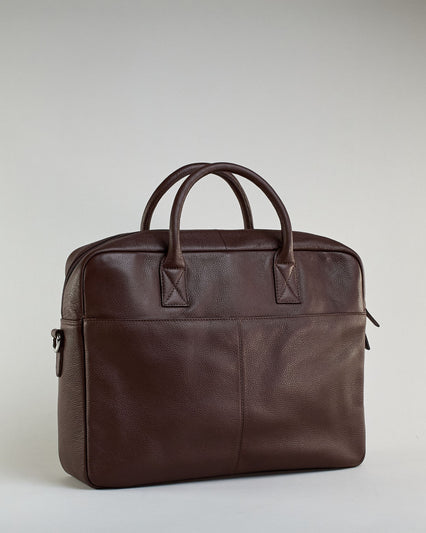 Schlichte schwarze Leder-Aktentasche mit zwei kurzen fixen Lederhänkeln und einem Zippverschluss oben. Trolleylasche und kleine Logo Prägung "Herzilein-Wien" auf der Rückseite. #1