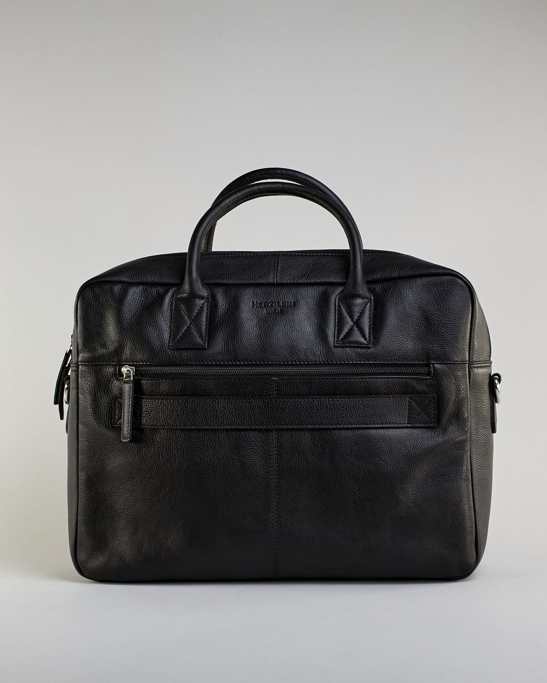 Schlichte braune Leder-Aktentasche mit zwei kurzen fixen Lederhänkeln und einem Zippverschluss oben. Trolleylasche und kleine Logo Prägung "Herzilein-Wien" auf der Rückseite. #3