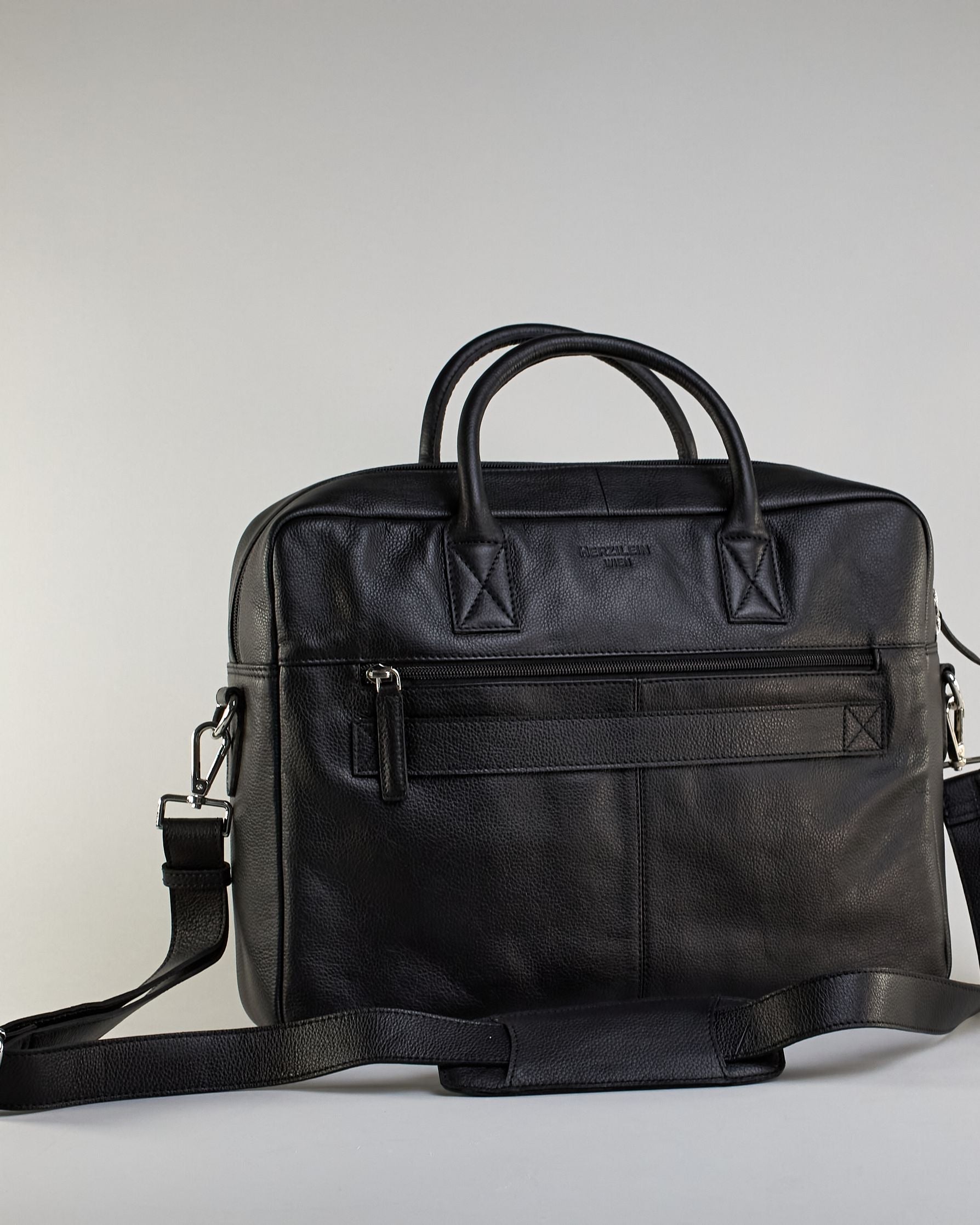 Schlichte braune Leder-Aktentasche mit zwei kurzen fixen Lederhänkeln und einem Zippverschluss oben. Trolleylasche und kleine Logo Prägung "Herzilein-Wien" auf der Rückseite. #5