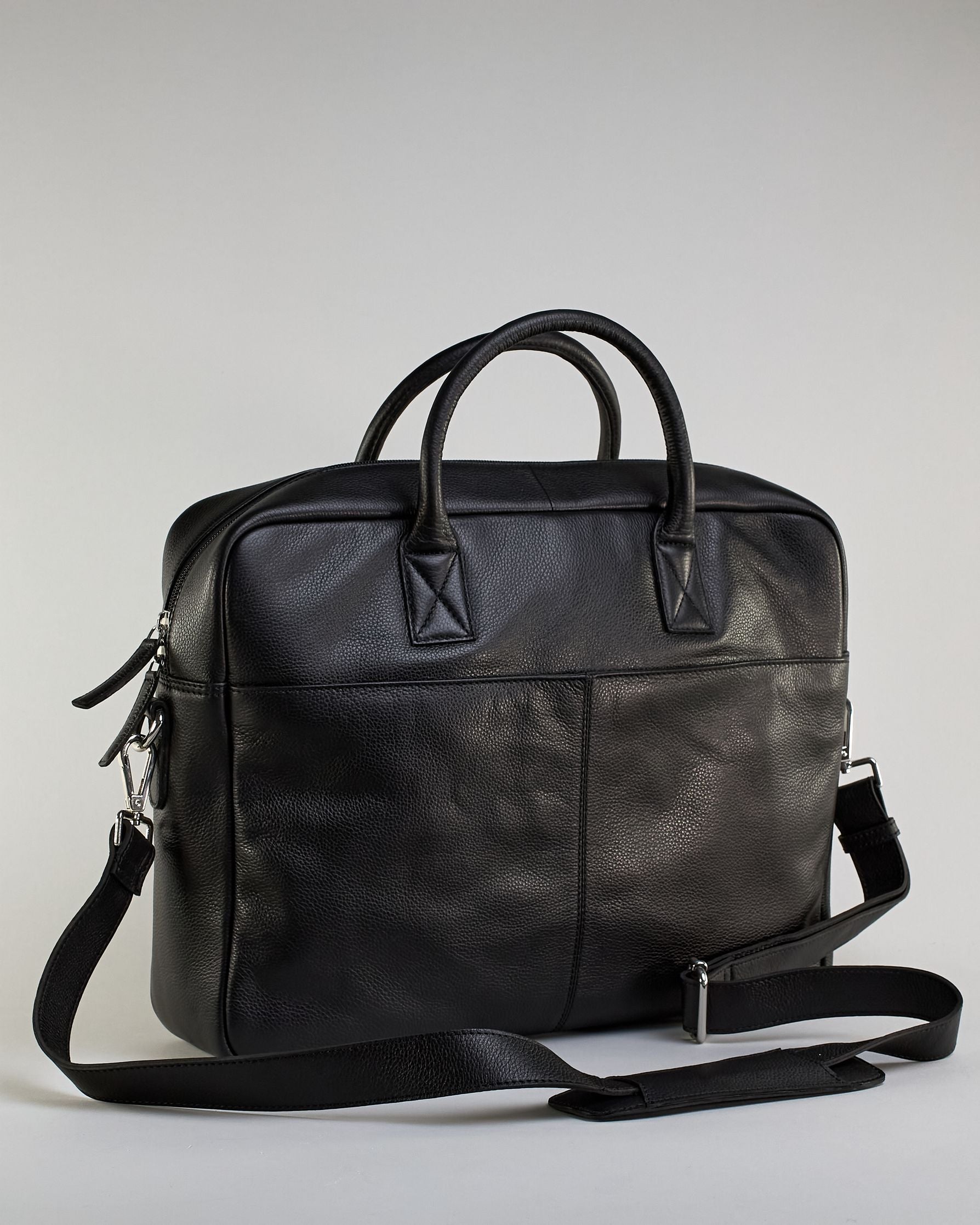 Schlichte braune Leder-Aktentasche mit zwei kurzen fixen Lederhänkeln und einem Zippverschluss oben. Trolleylasche und kleine Logo Prägung "Herzilein-Wien" auf der Rückseite. #6