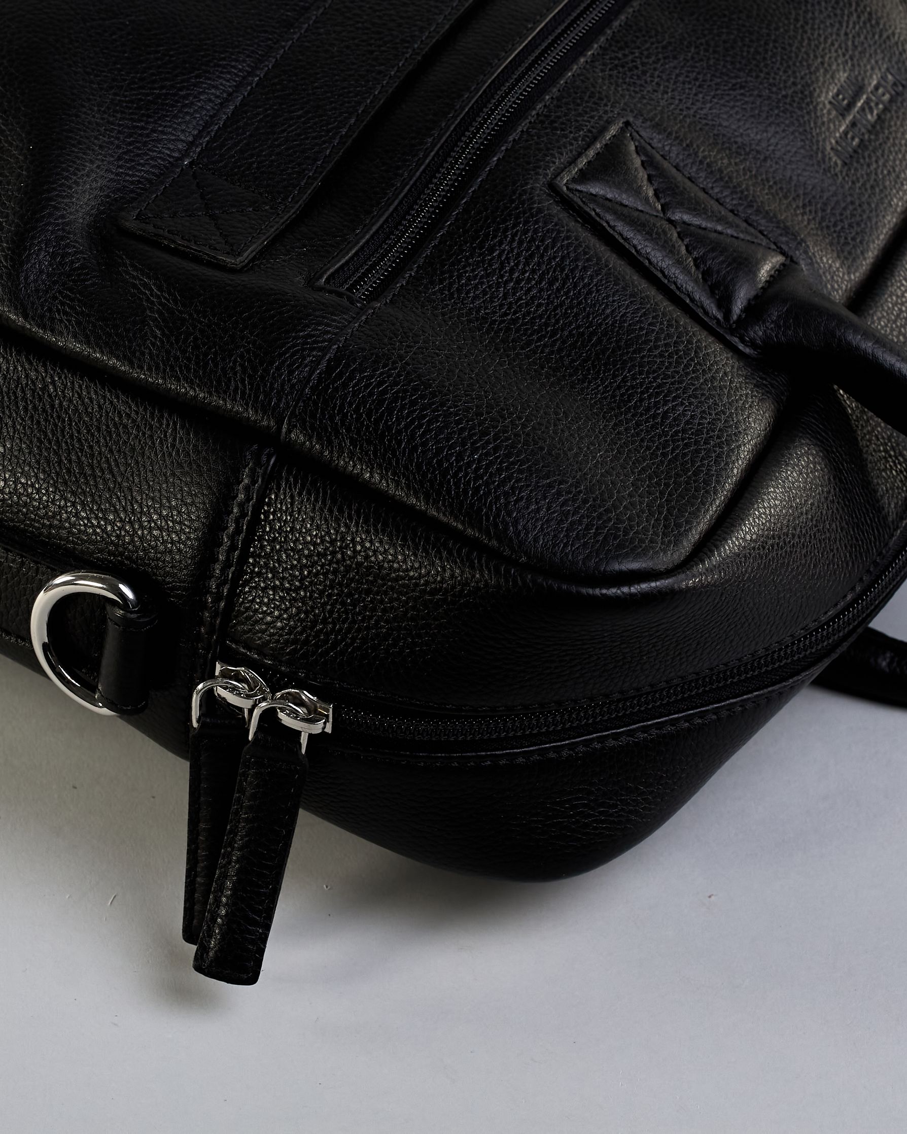 Schlichte braune Leder-Aktentasche mit zwei kurzen fixen Lederhänkeln und einem Zippverschluss oben. Trolleylasche und kleine Logo Prägung "Herzilein-Wien" auf der Rückseite. #9