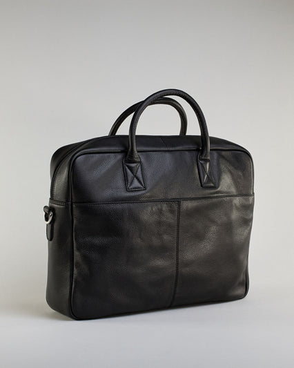 Schlichte braune Leder-Aktentasche mit zwei kurzen fixen Lederhänkeln und einem Zippverschluss oben. Trolleylasche und kleine Logo Prägung "Herzilein-Wien" auf der Rückseite. #1