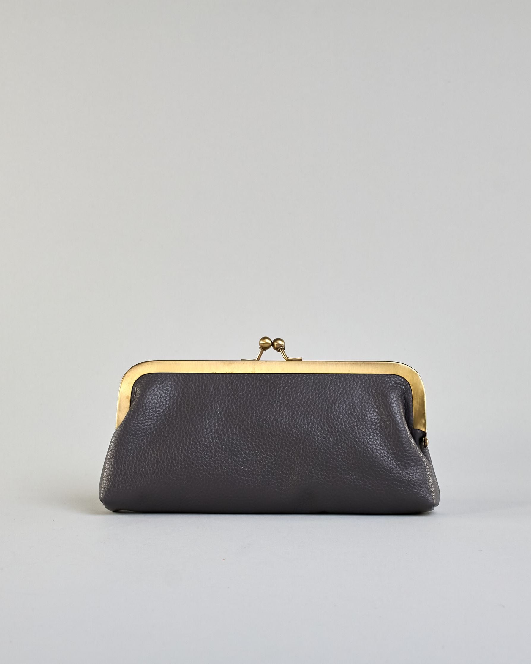 Kleine Bügeltasche aus dunkelgrauem Leder im Vintage-Stil mit antikfarbenem Metallrahmen und passendem Stofffutter. Logo Prägung auf einer Seite. #2