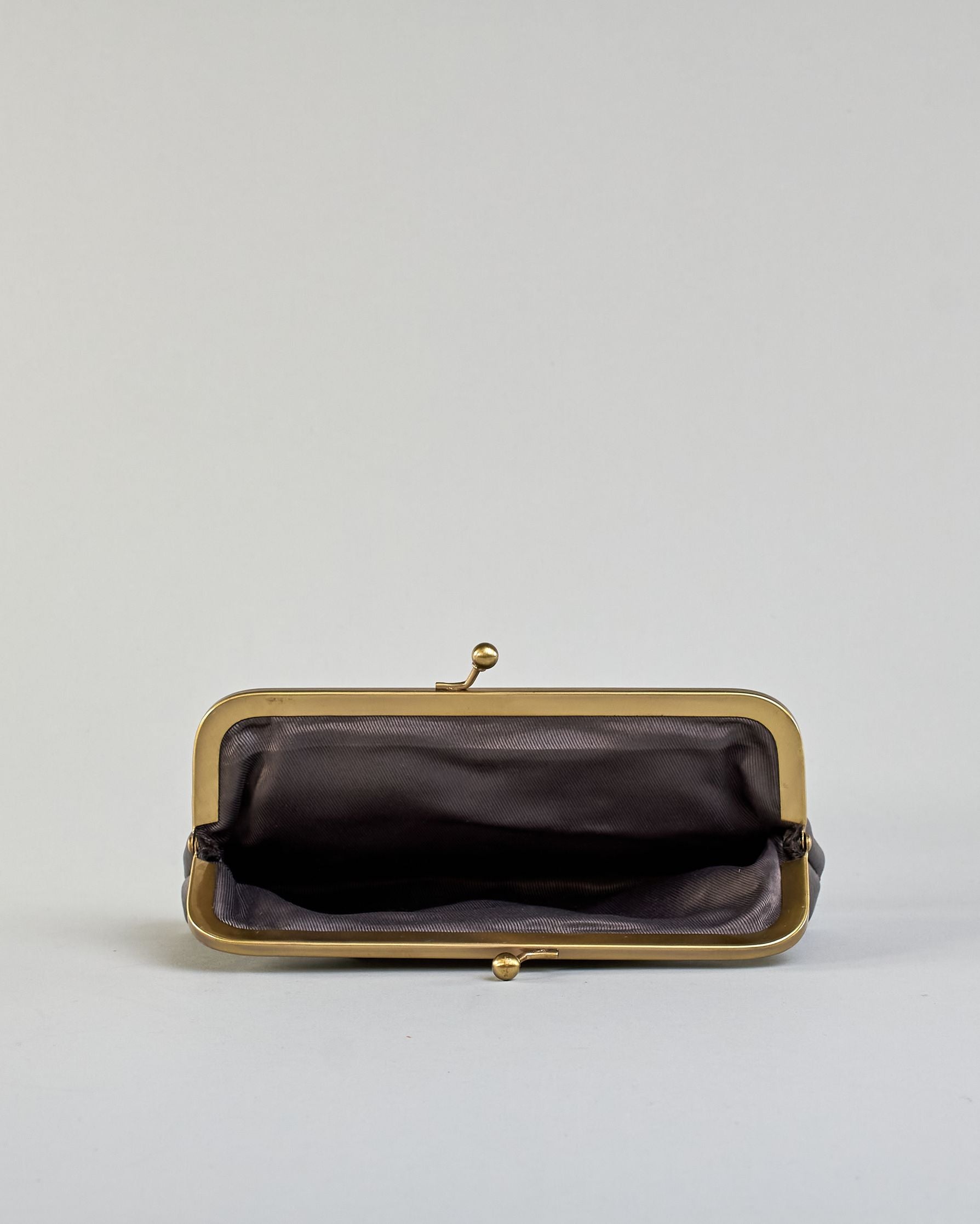 Kleine Bügeltasche aus dunkelgrauem Leder im Vintage-Stil mit antikfarbenem Metallrahmen und passendem Stofffutter. Logo Prägung auf einer Seite. #3