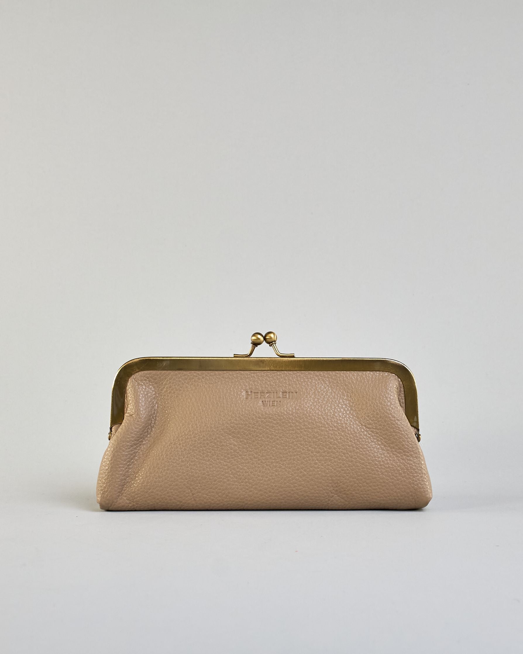 Kleine Bügeltasche aus dunkelgrauem Leder im Vintage-Stil mit antikfarbenem Metallrahmen und passendem Stofffutter. Logo Prägung auf einer Seite. #1