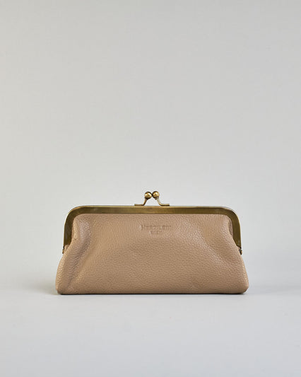 Kleine Bügeltasche aus dunkelgrauem Leder im Vintage-Stil mit antikfarbenem Metallrahmen und passendem Stofffutter. Logo Prägung auf einer Seite. #1