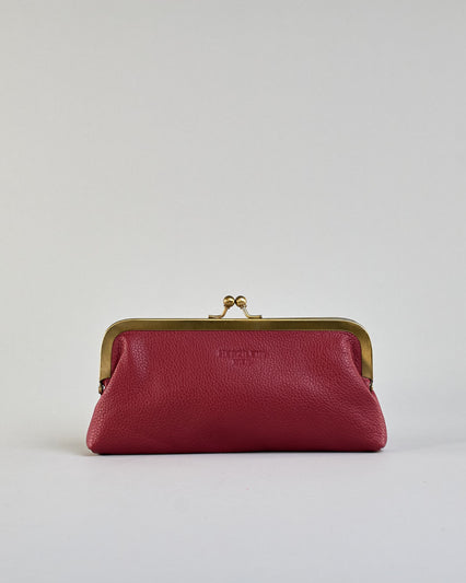 Kleine Bügeltasche aus dunkelgrauem Leder im Vintage-Stil mit antikfarbenem Metallrahmen und passendem Stofffutter. Logo Prägung auf einer Seite. #1