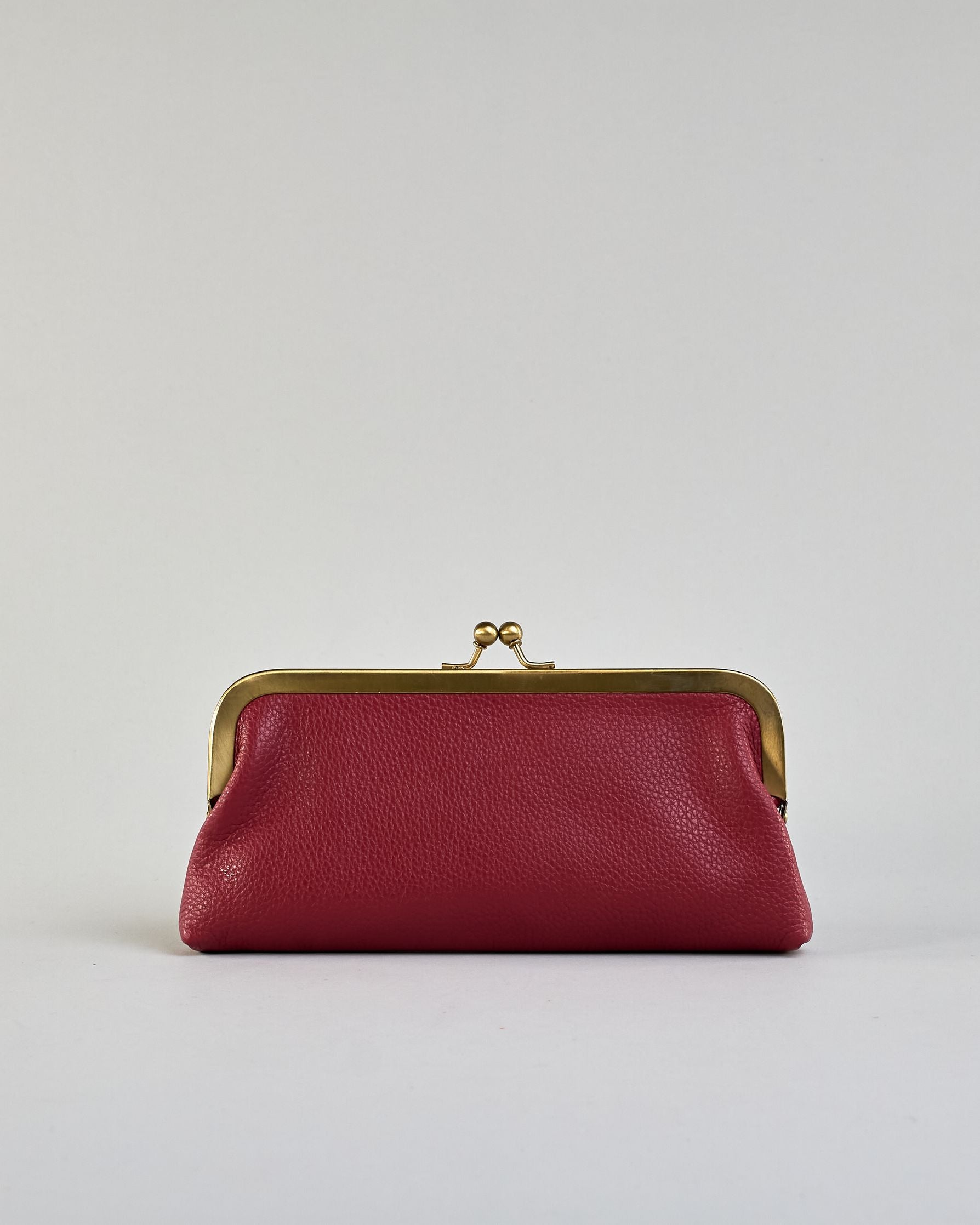 Kleine Bügeltasche aus dunkelgrauem Leder im Vintage-Stil mit antikfarbenem Metallrahmen und passendem Stofffutter. Logo Prägung auf einer Seite. #2