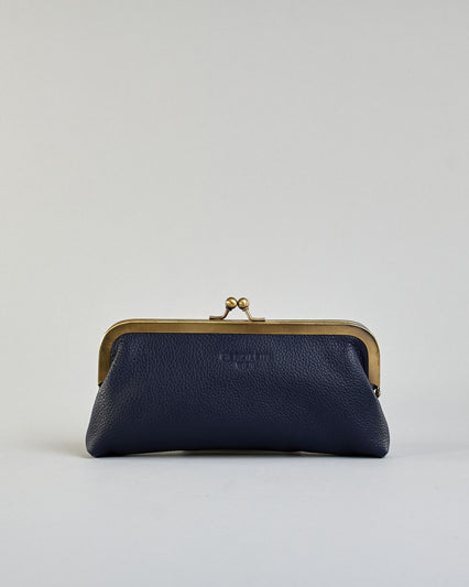 Kleine Bügeltasche aus dunkelgrauem Leder im Vintage-Stil mit antikfarbenem Metallrahmen und passendem Stofffutter. Logo Prägung auf einer Seite. #1