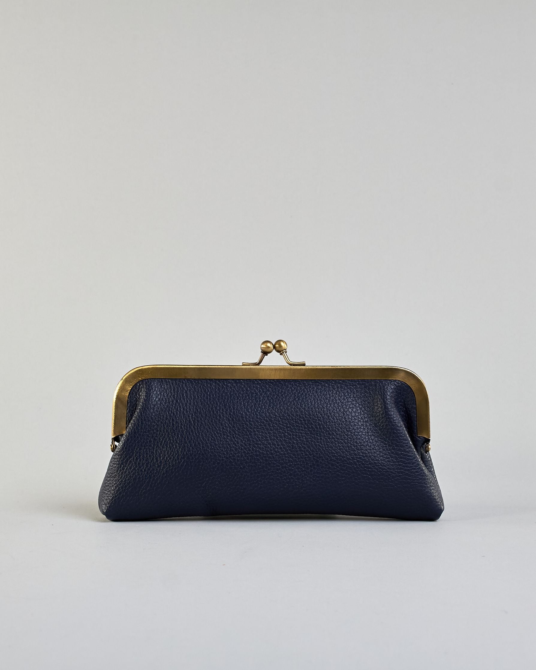 Kleine Bügeltasche aus dunkelgrauem Leder im Vintage-Stil mit antikfarbenem Metallrahmen und passendem Stofffutter. Logo Prägung auf einer Seite. #2