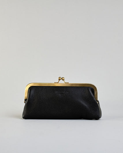 Kleine Bügeltasche aus dunkelgrauem Leder im Vintage-Stil mit antikfarbenem Metallrahmen und passendem Stofffutter. Logo Prägung auf einer Seite. #1