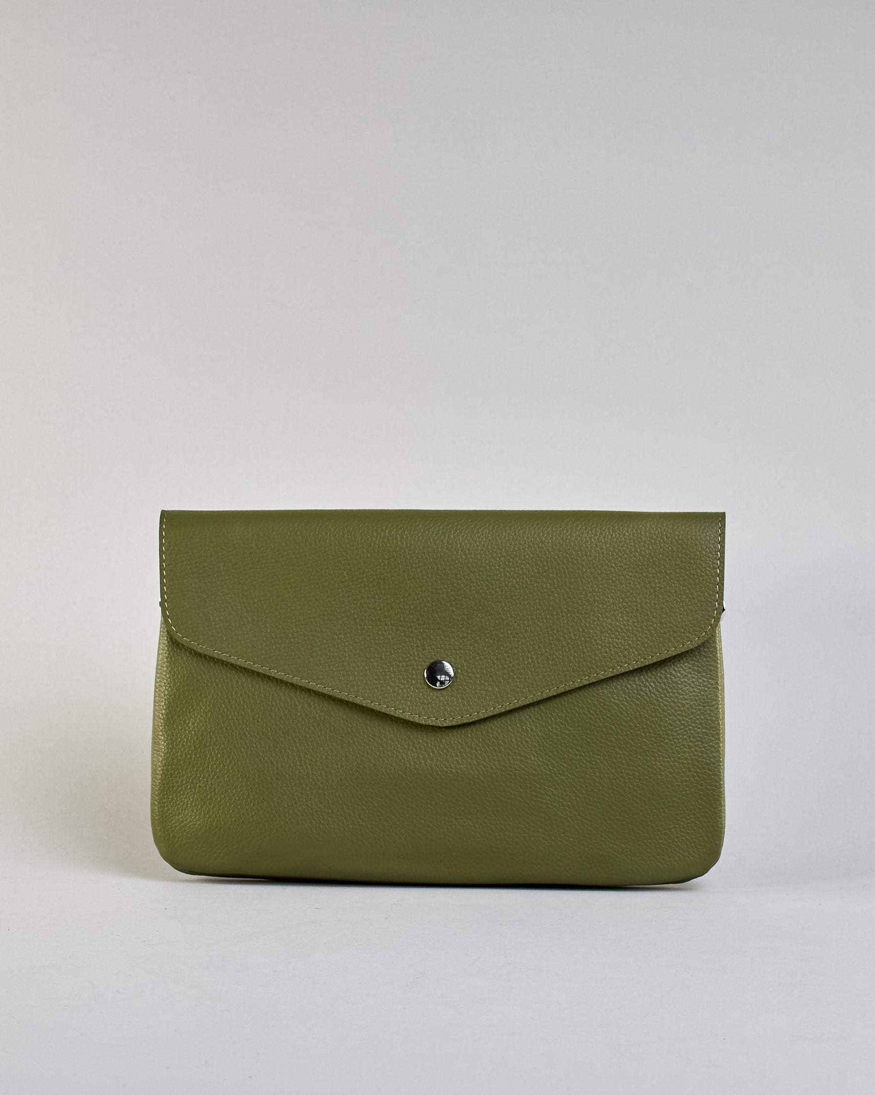 Einfärbige kleine Crossbody-Tasche aus genarbtem Rindleder mit Umschlaglasche und silbernem Druckknopf. Die Tasche enthält innen ein Zippfach, ein offenes Fach sowie ein schmales Zwischenfach. Auf der Rückseite ist eine Logoprägung "Herzilein-Wien" #19